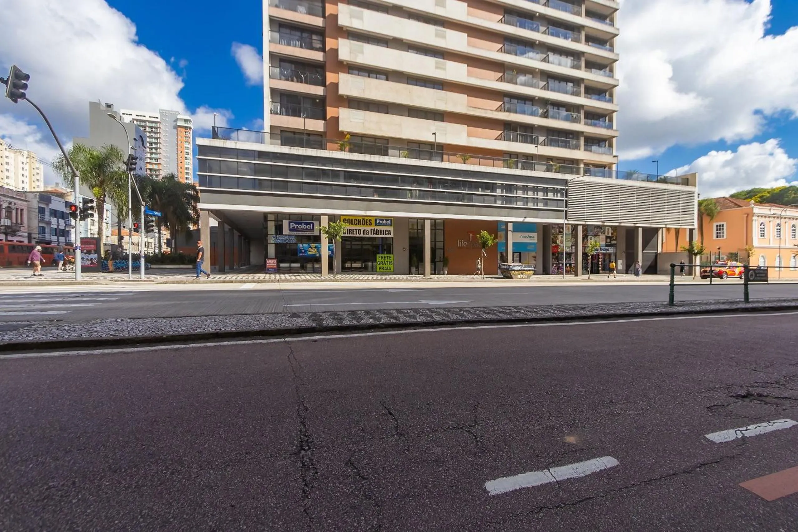 Apto em frente ao shopping com piscina aquecida