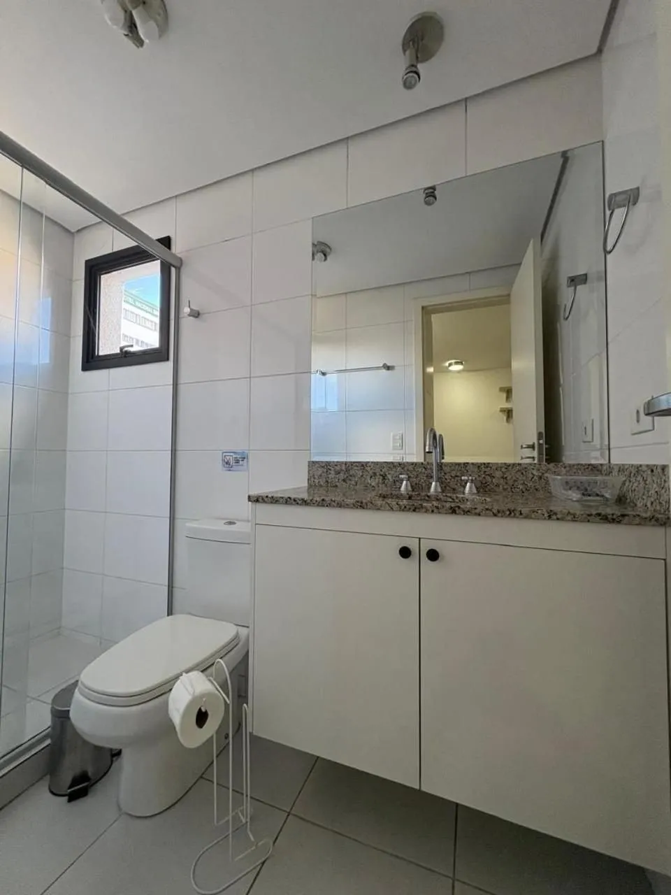 Apto em frente ao shopping com piscina aquecida