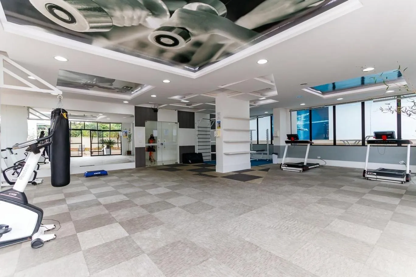 Apto em frente ao shopping com piscina aquecida