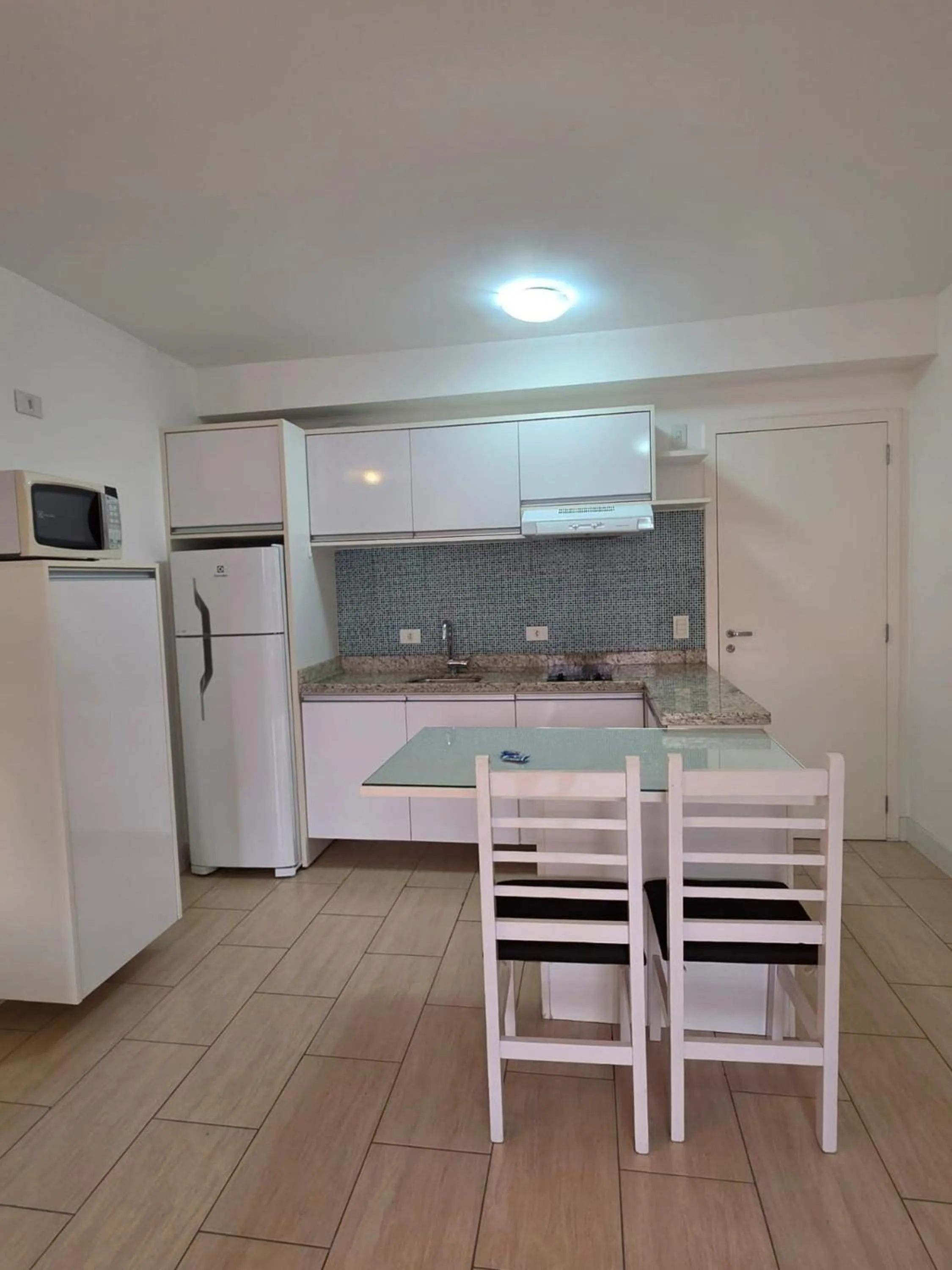 Apto em frente ao shopping com piscina aquecida