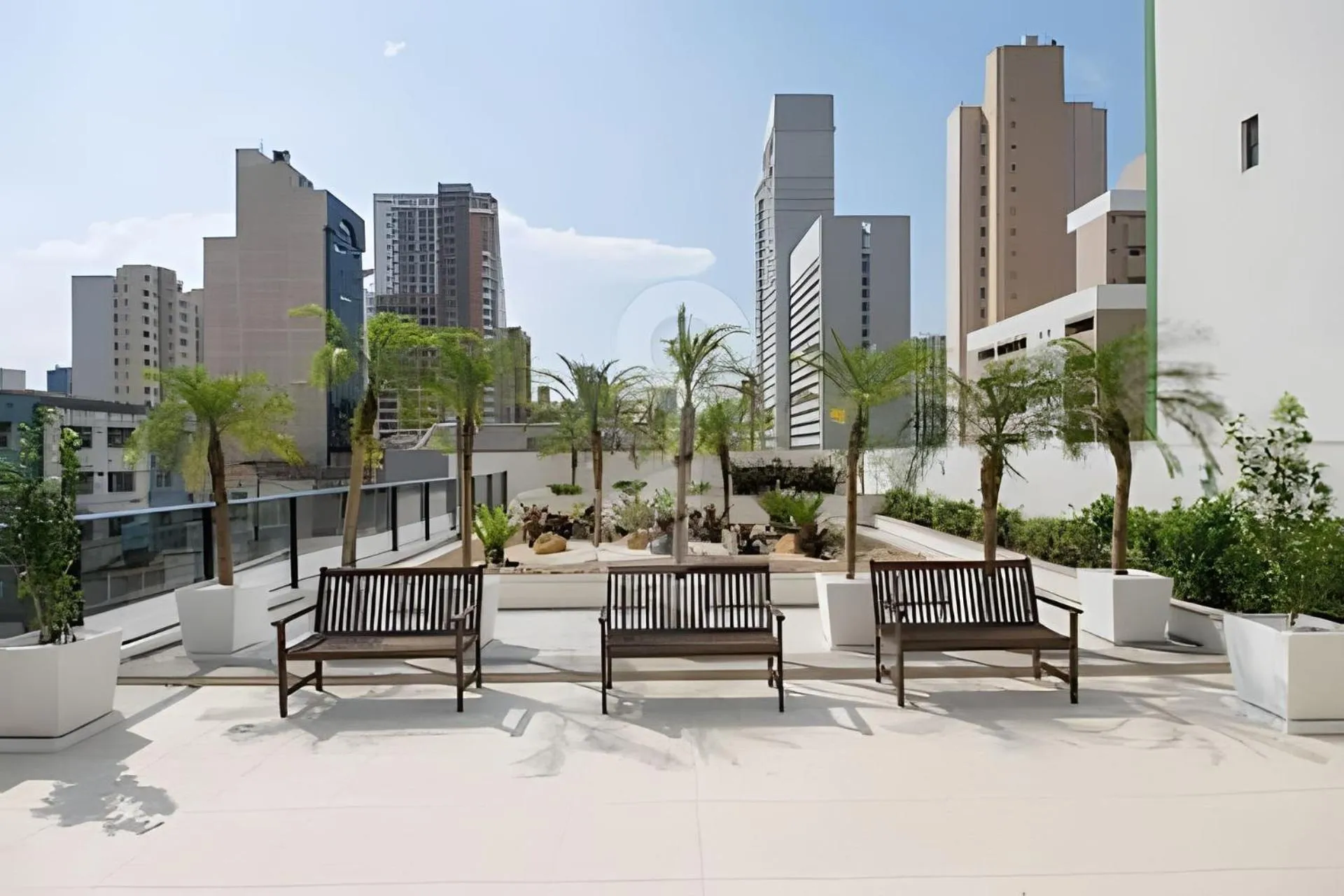 Apto em frente ao shopping com piscina aquecida