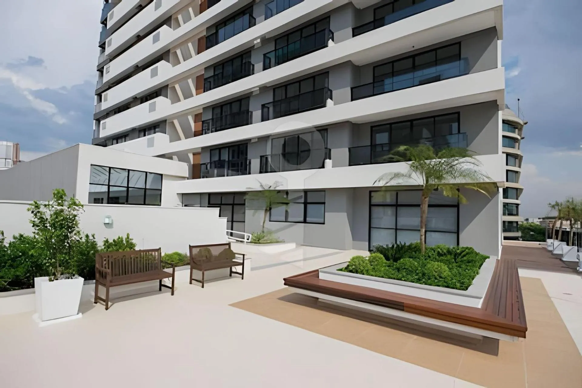 Apto em frente ao shopping com piscina aquecida