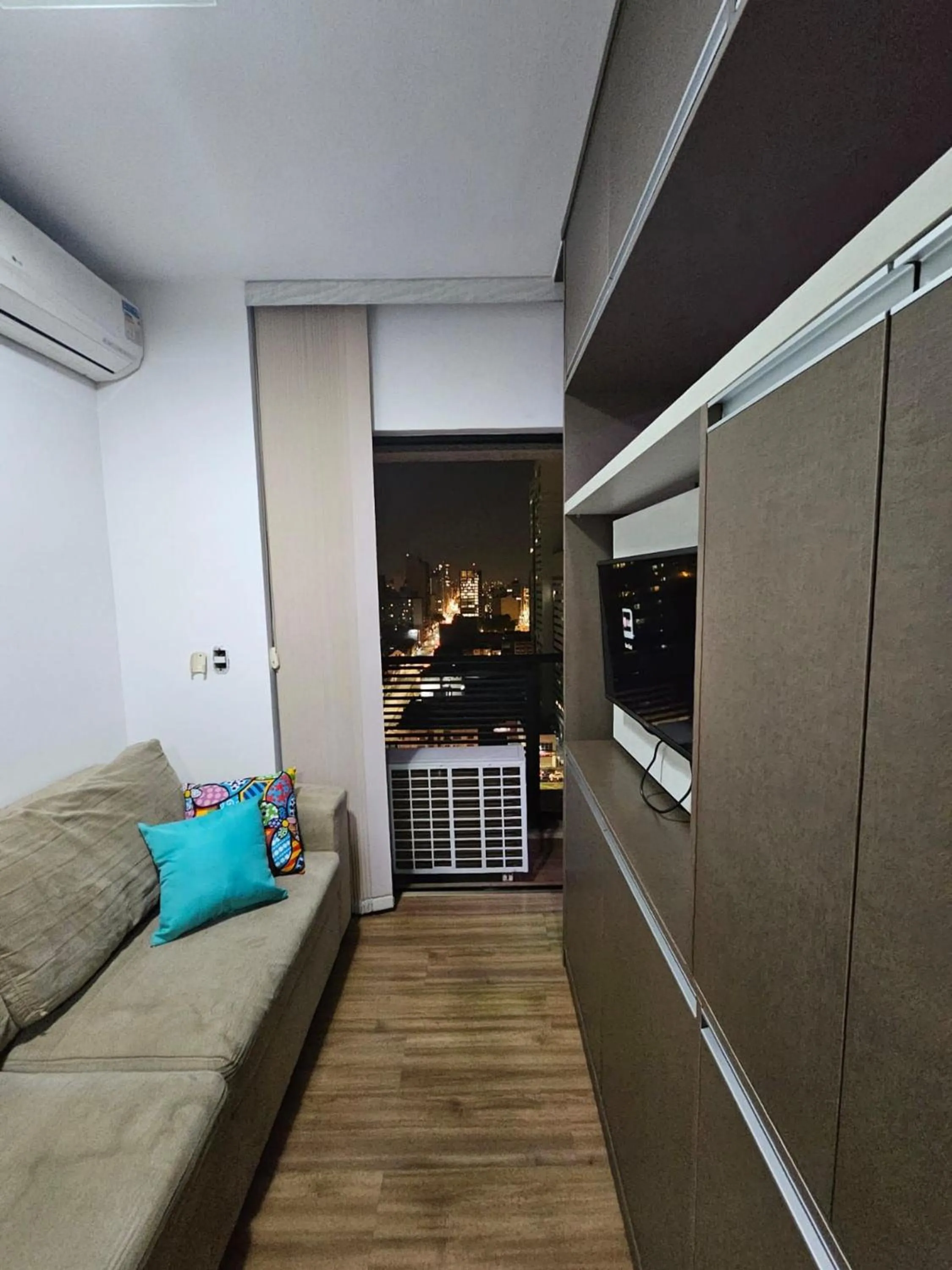 Apto em frente ao shopping com piscina aquecida