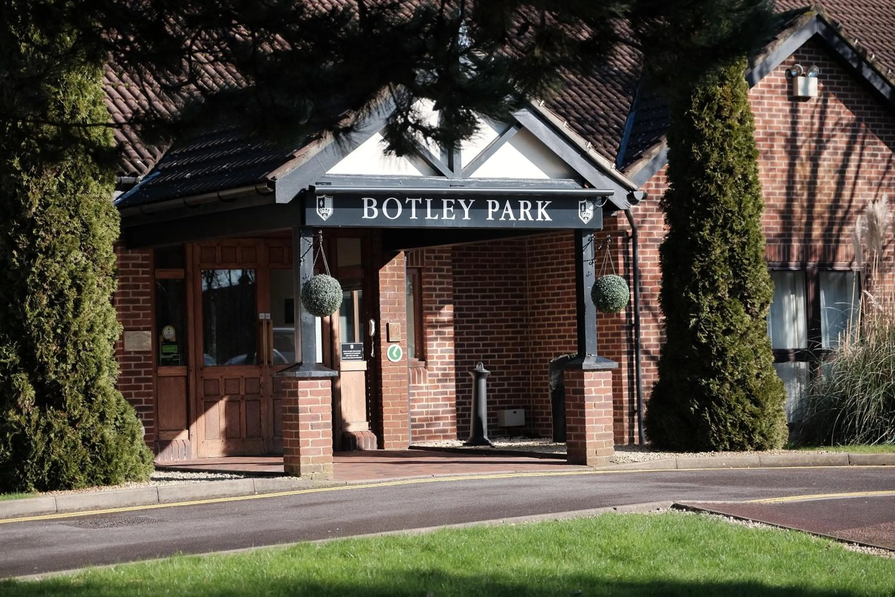 Facade/entrance in Macdonald Botley Park Hotel & Spa