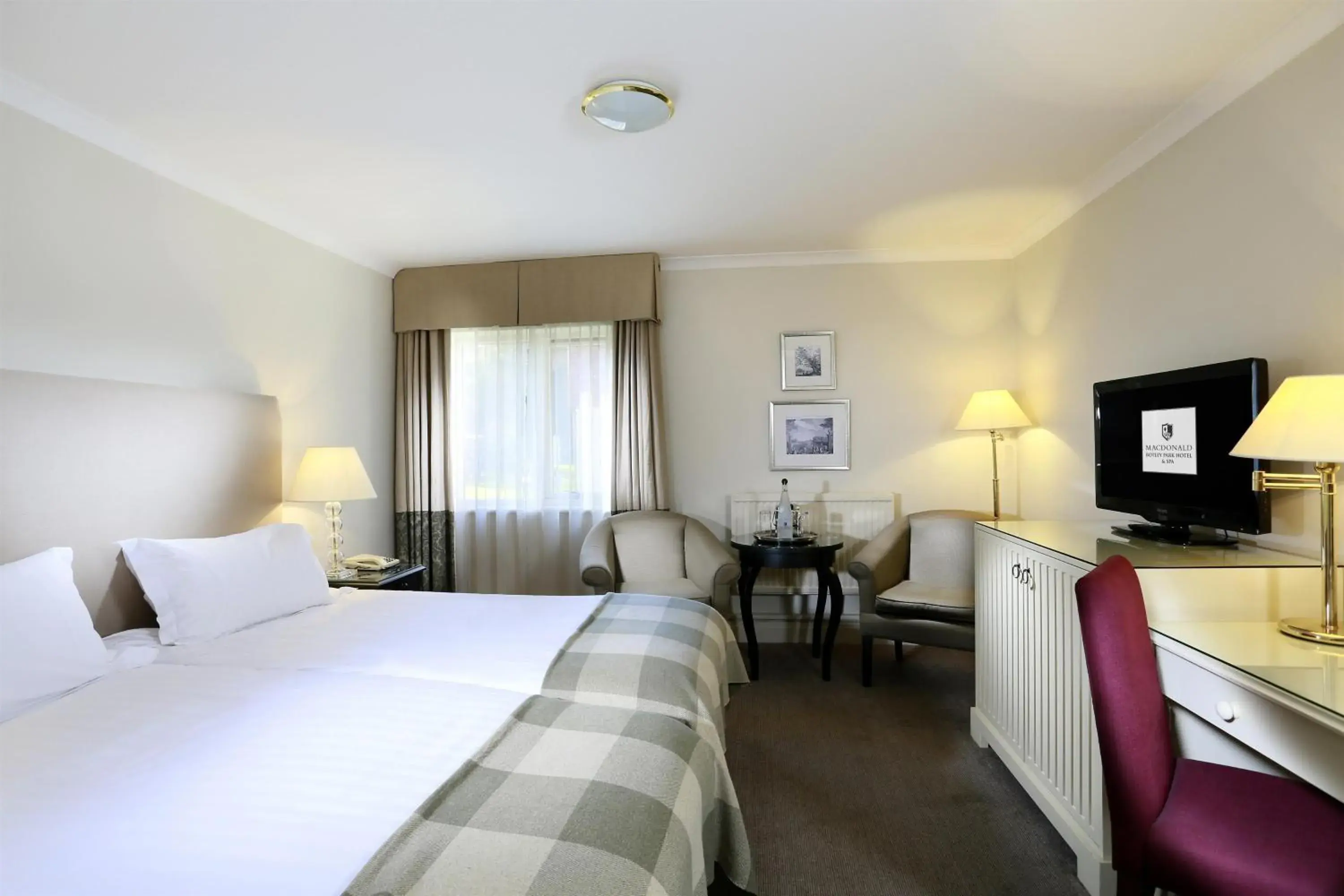 Bedroom, Bed in Macdonald Botley Park Hotel & Spa Bedroom, Bed in Macdonald Botley Park Hotel & Spa