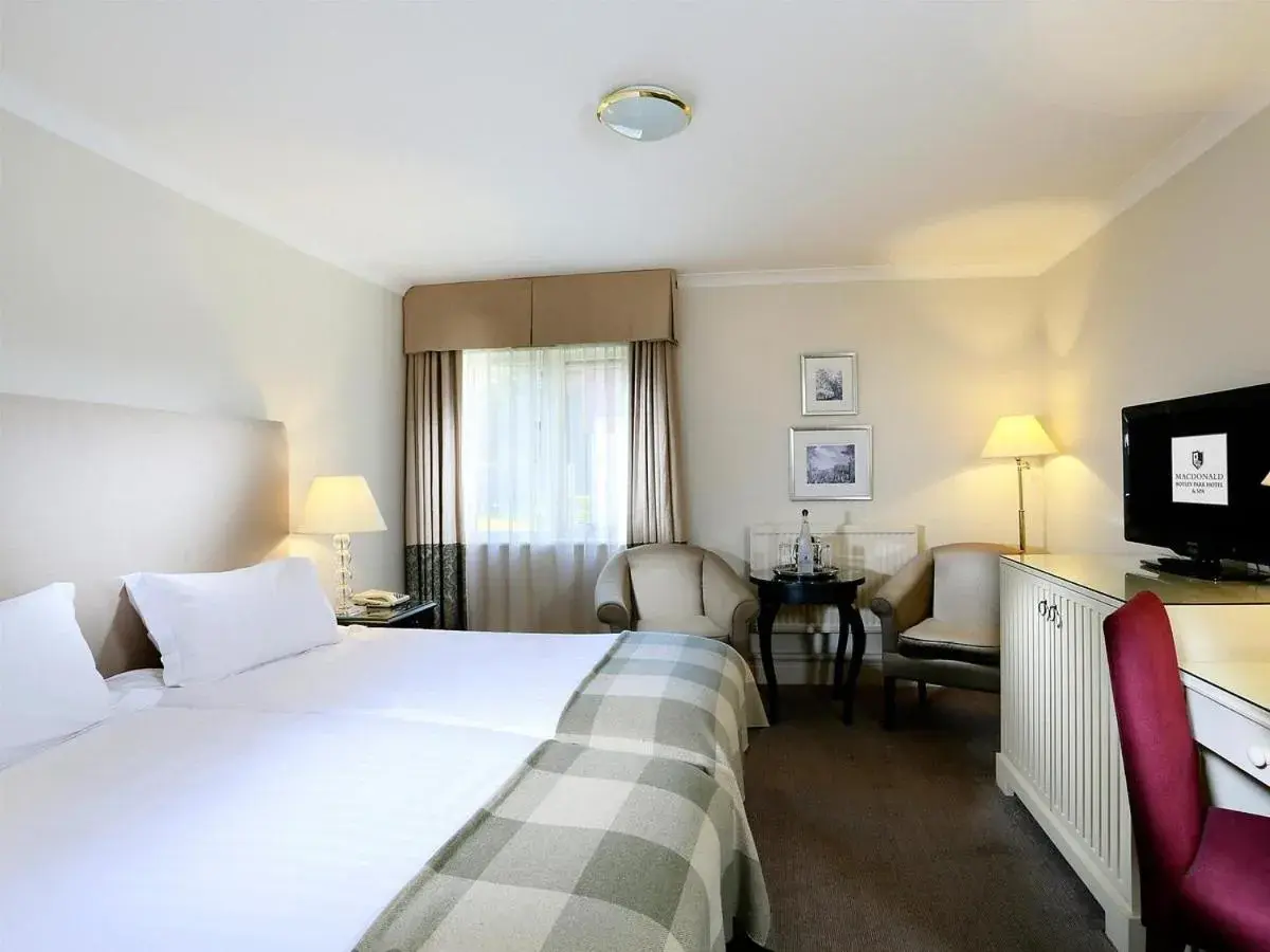 Bedroom, Bed in Macdonald Botley Park Hotel & Spa Bedroom, Bed in Macdonald Botley Park Hotel & Spa
