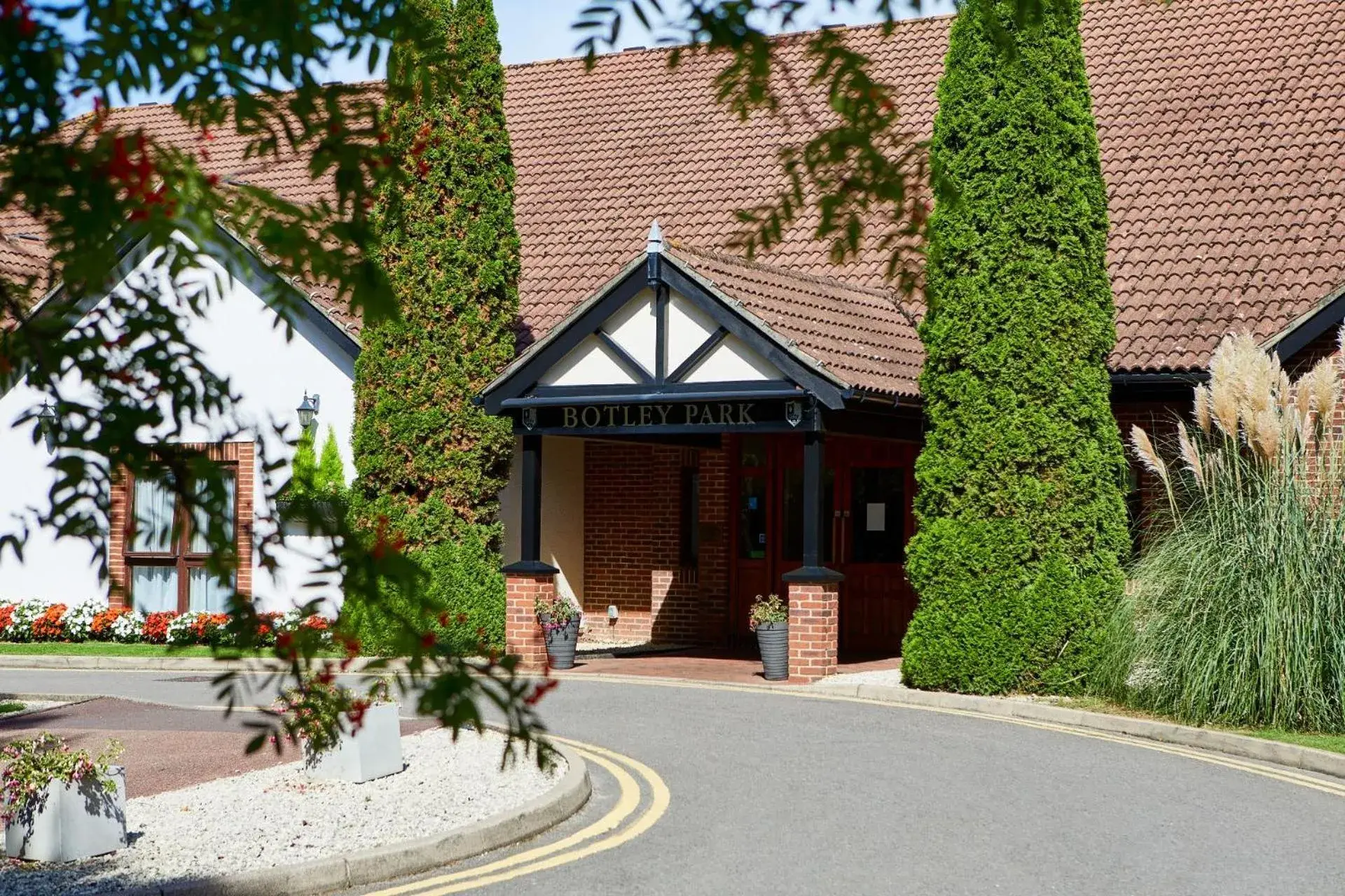 Facade/entrance in Macdonald Botley Park Hotel & Spa Facade/entrance in Macdonald Botley Park Hotel & Spa