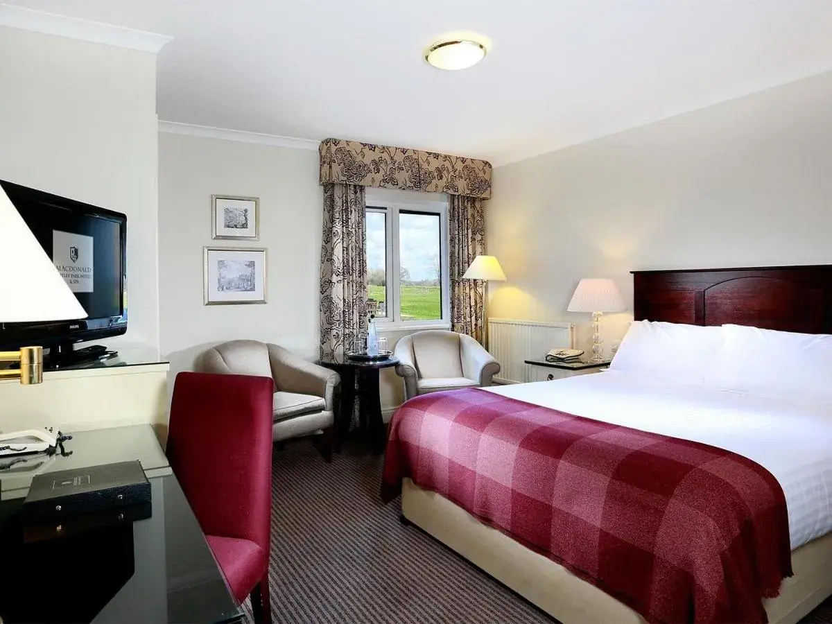Bedroom, Bed in Macdonald Botley Park Hotel & Spa Bedroom, Bed in Macdonald Botley Park Hotel & Spa