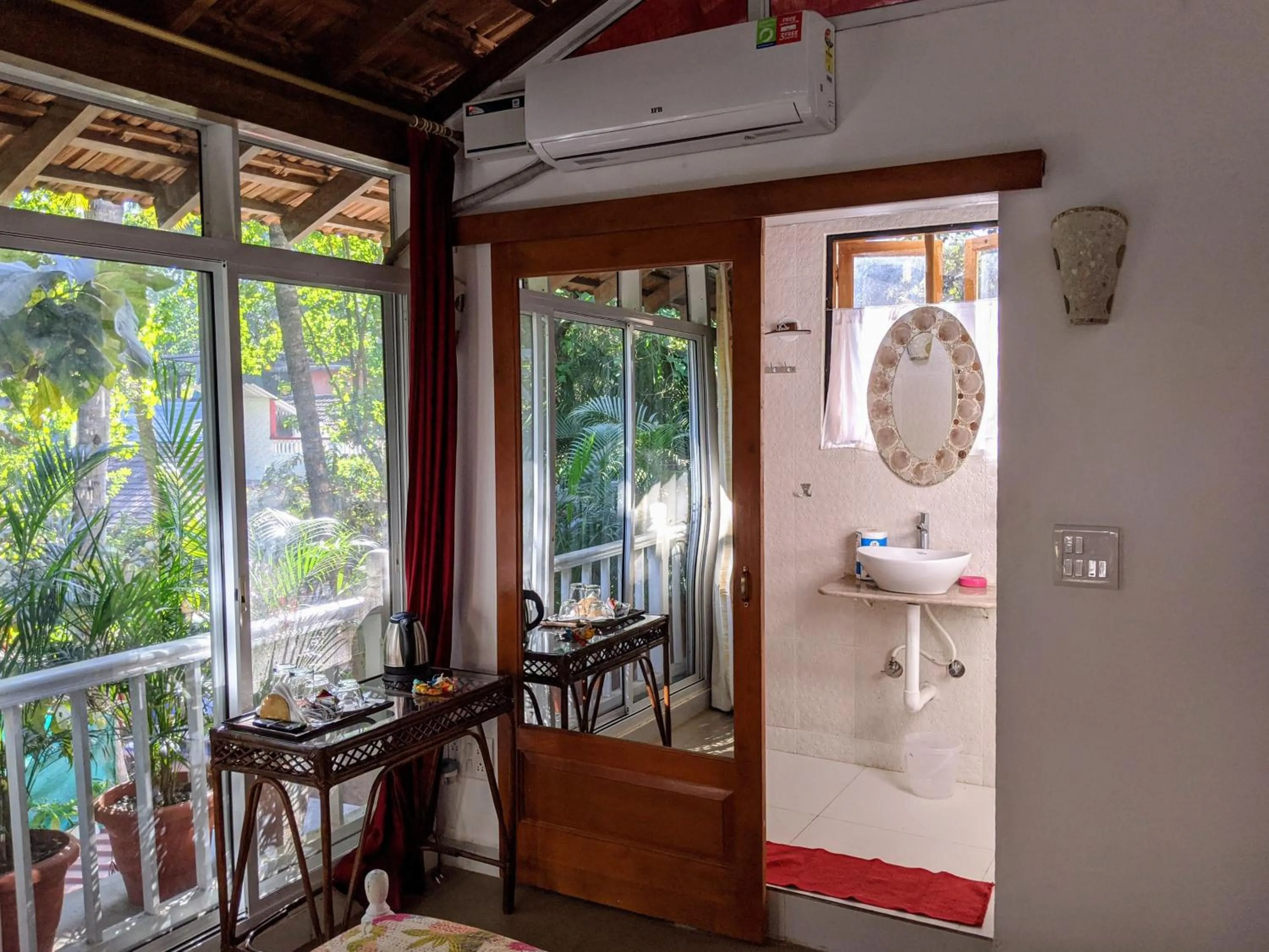 Photo of the whole room in Michèle's Garden