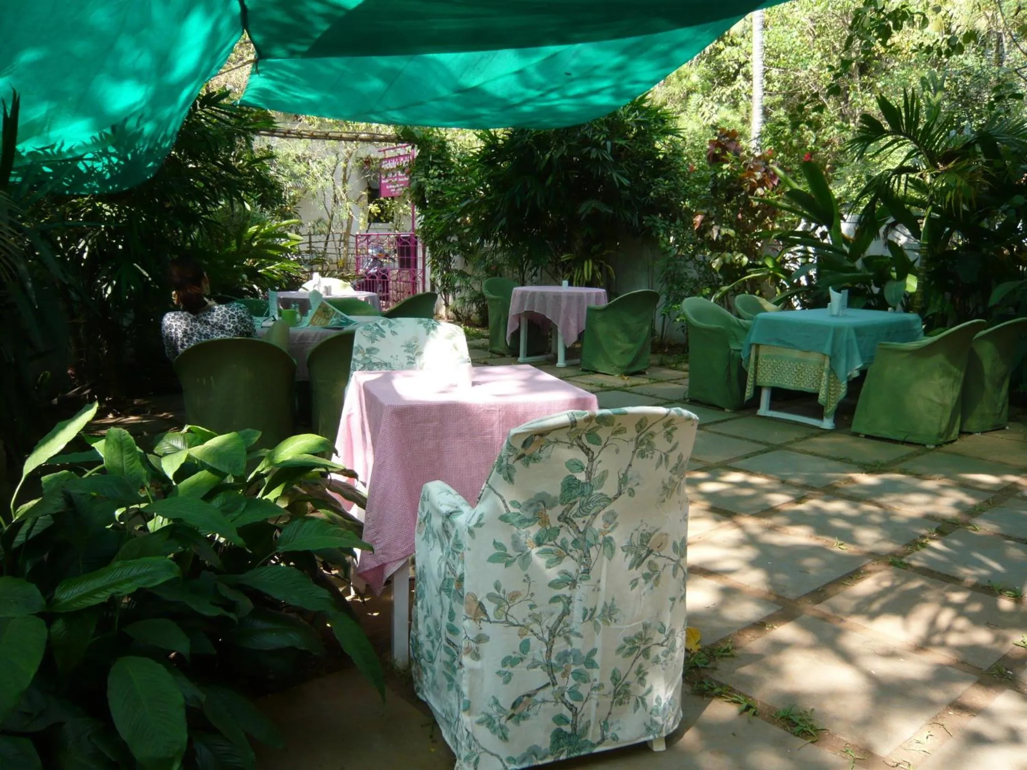 Restaurant/places to eat in Michèle's Garden