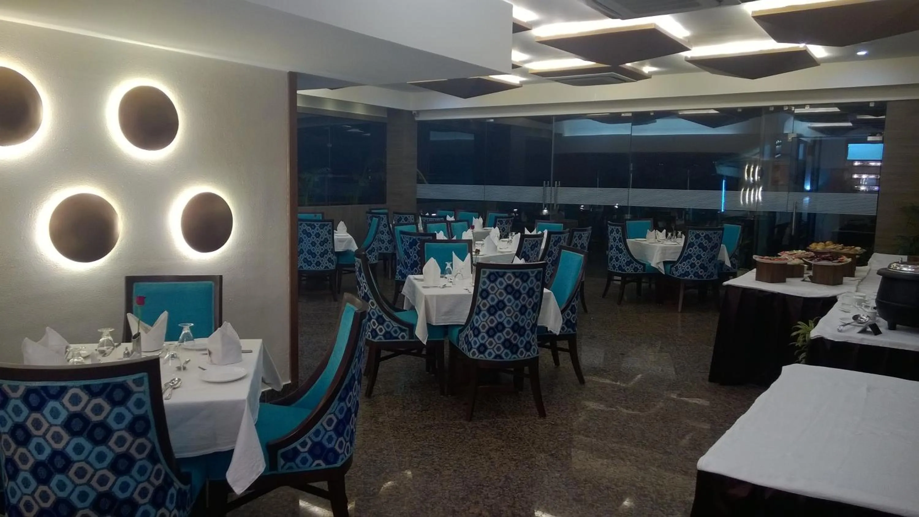 Restaurant/places to eat in Hotel Seven Hills Tower
