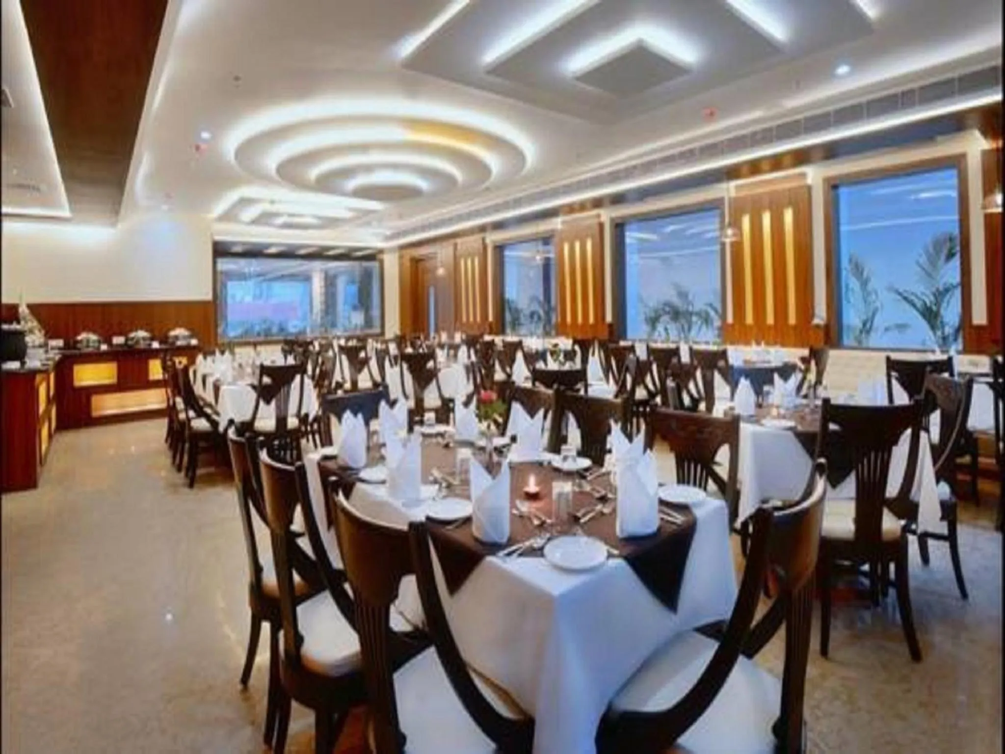 Restaurant/places to eat in Hotel Seven Hills Tower