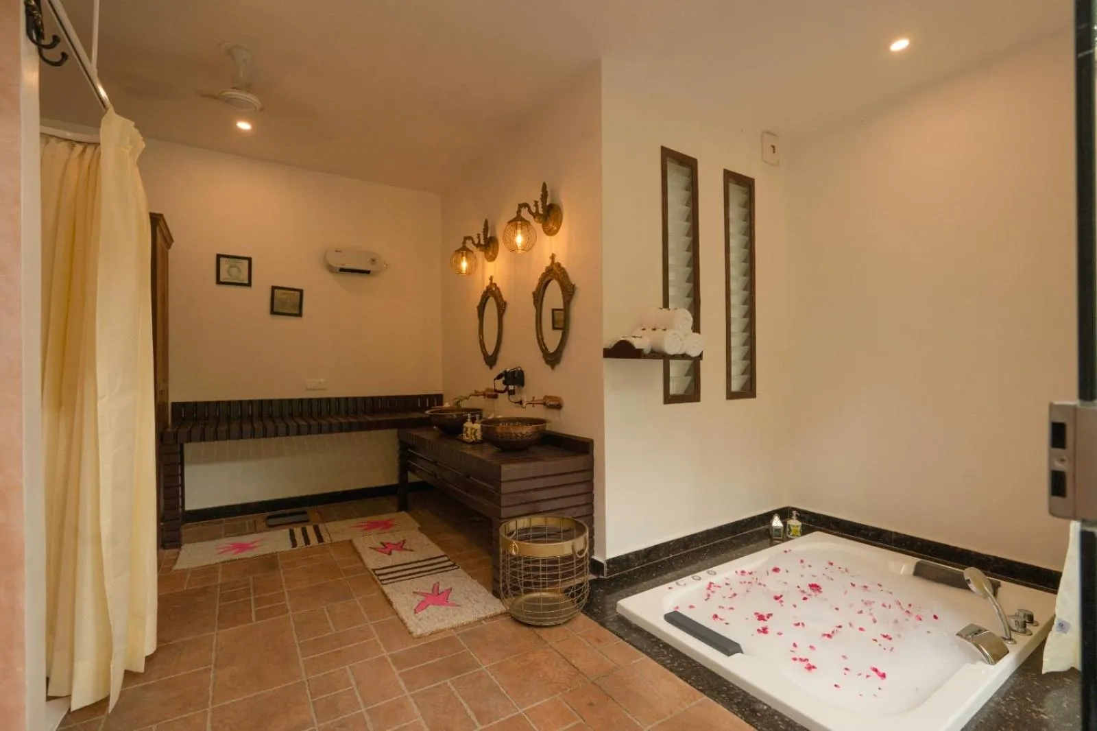 Bed in Paatlidun Safari Lodge, Jim Corbett