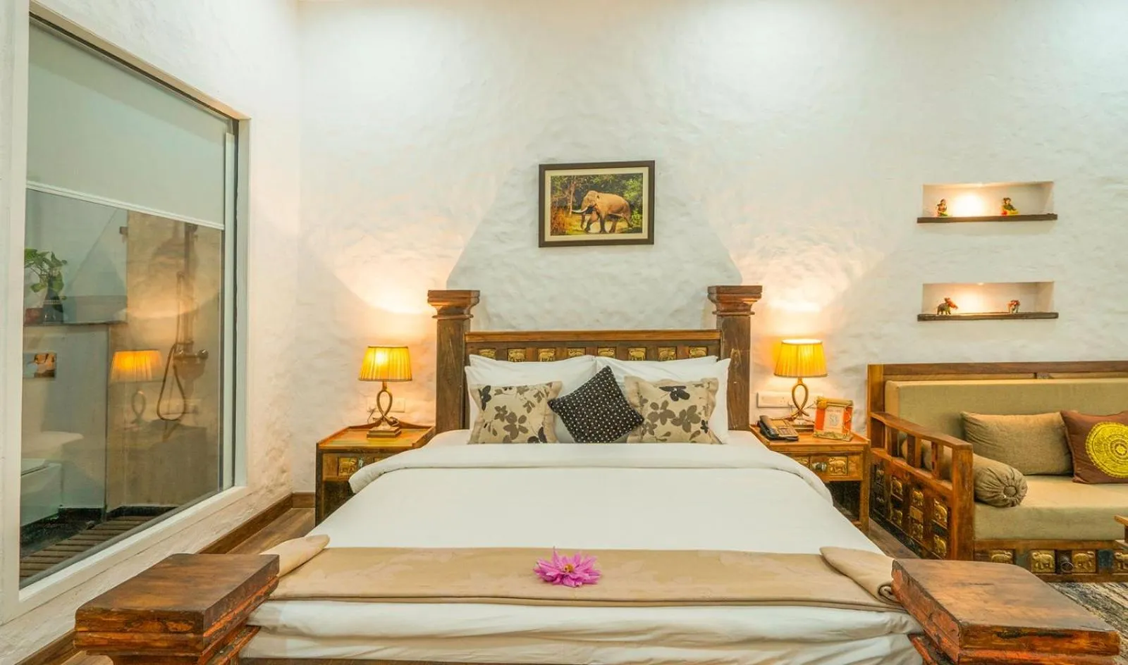 Bed in Paatlidun Safari Lodge, Jim Corbett