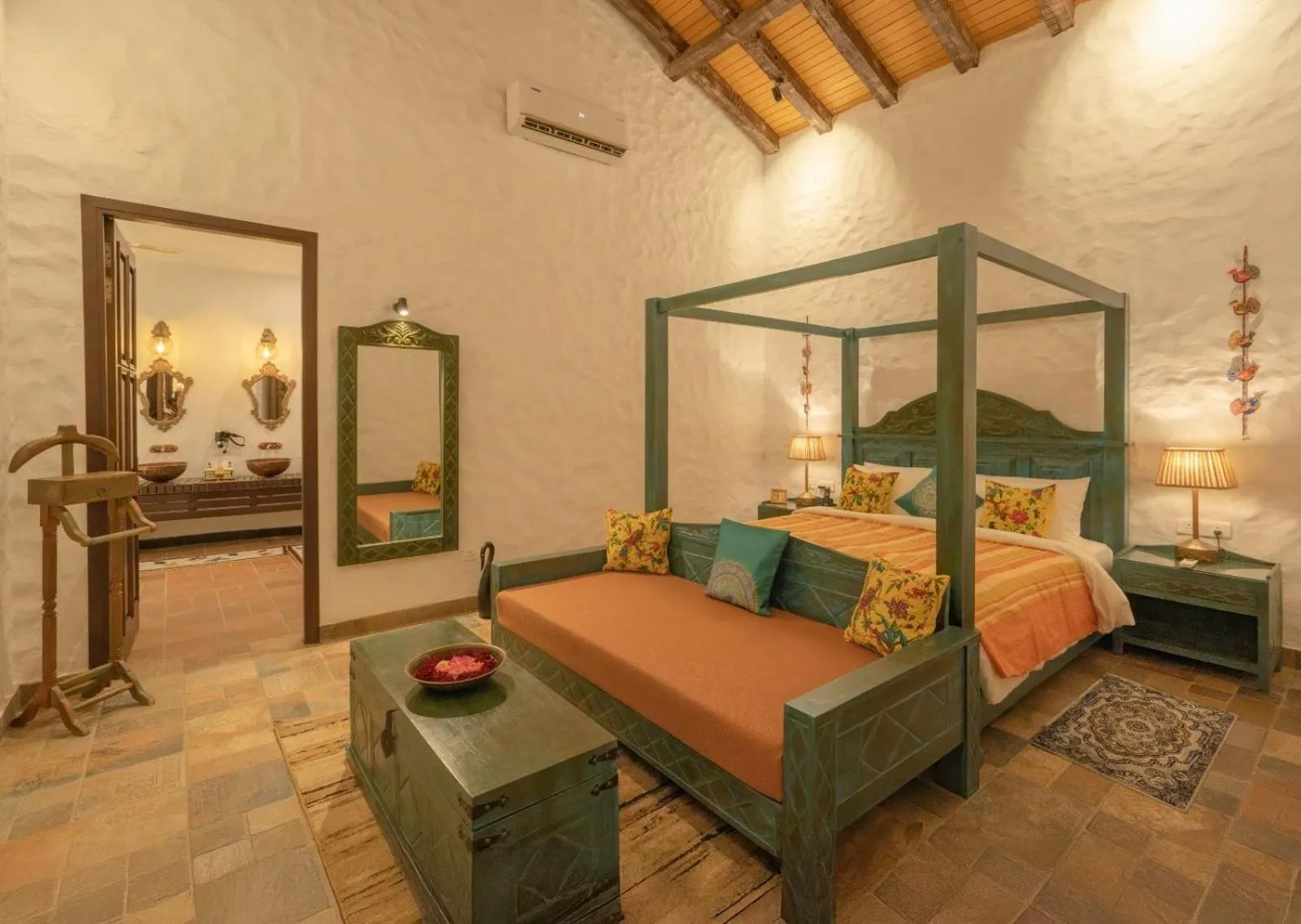 Bed in Paatlidun Safari Lodge, Jim Corbett