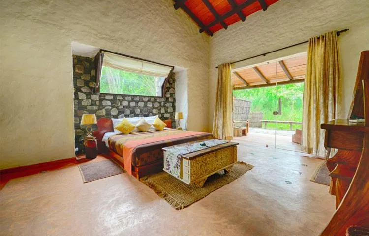 Bed in Paatlidun Safari Lodge, Jim Corbett