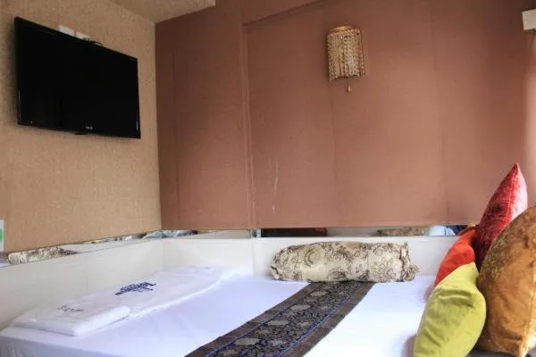 Bed in Temple Street Hotel