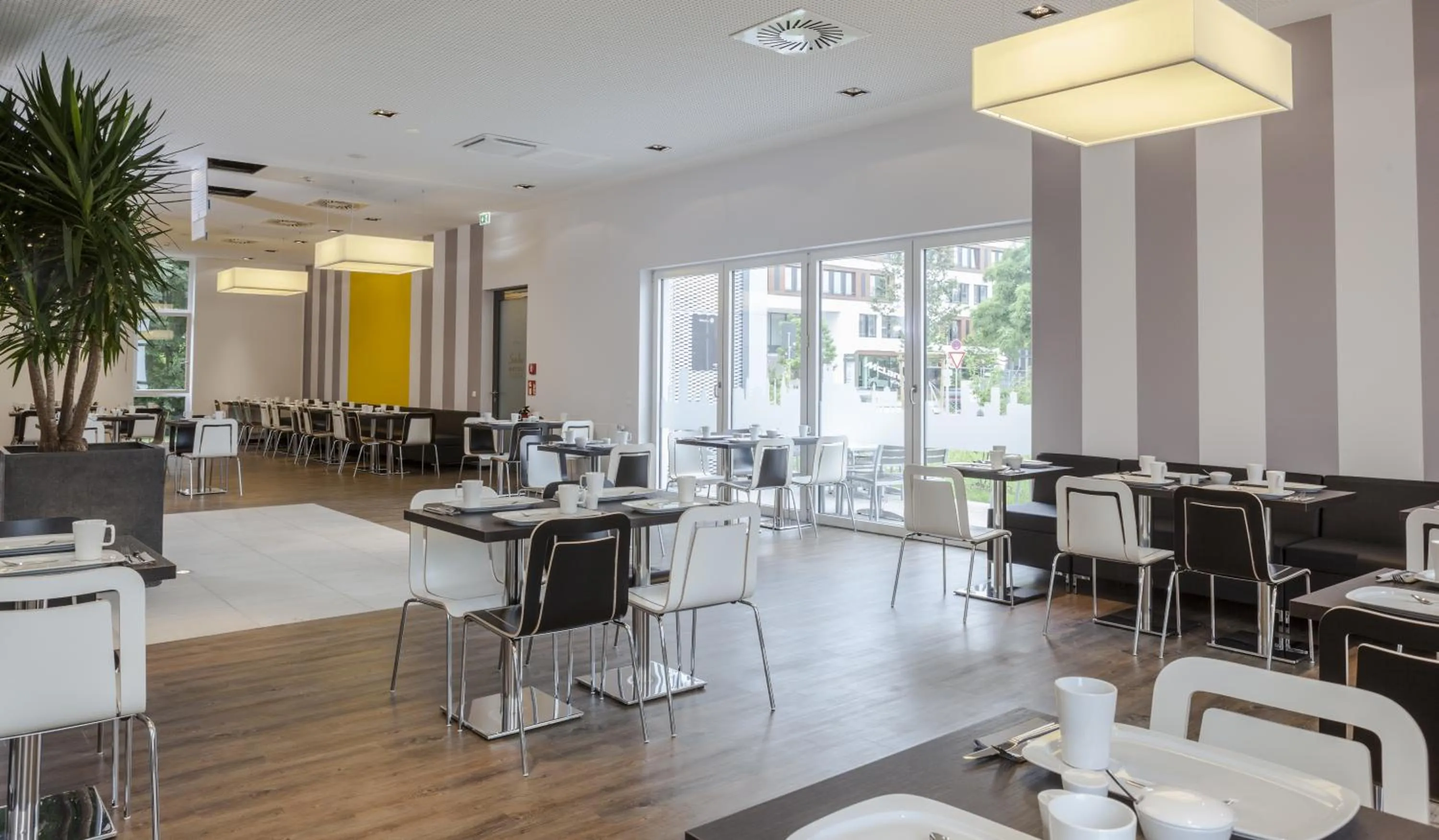 Restaurant/places to eat in Star G Hotel Premium München Domagkstraße