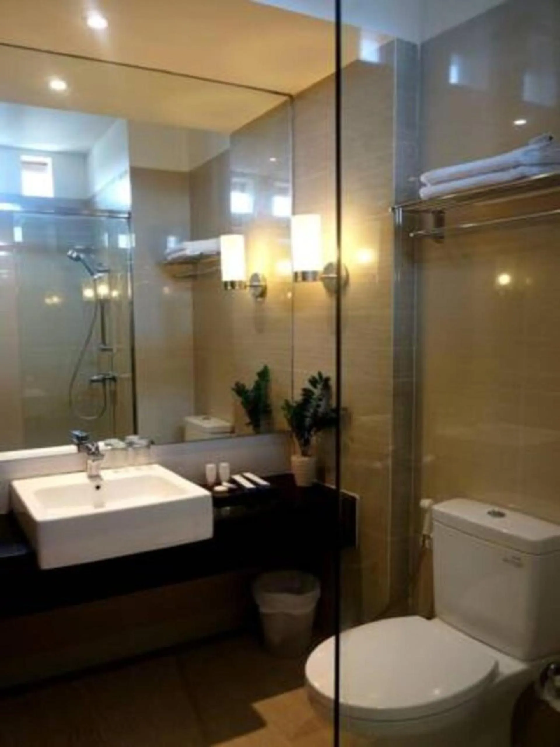 Shower in Menara Laut Hotel