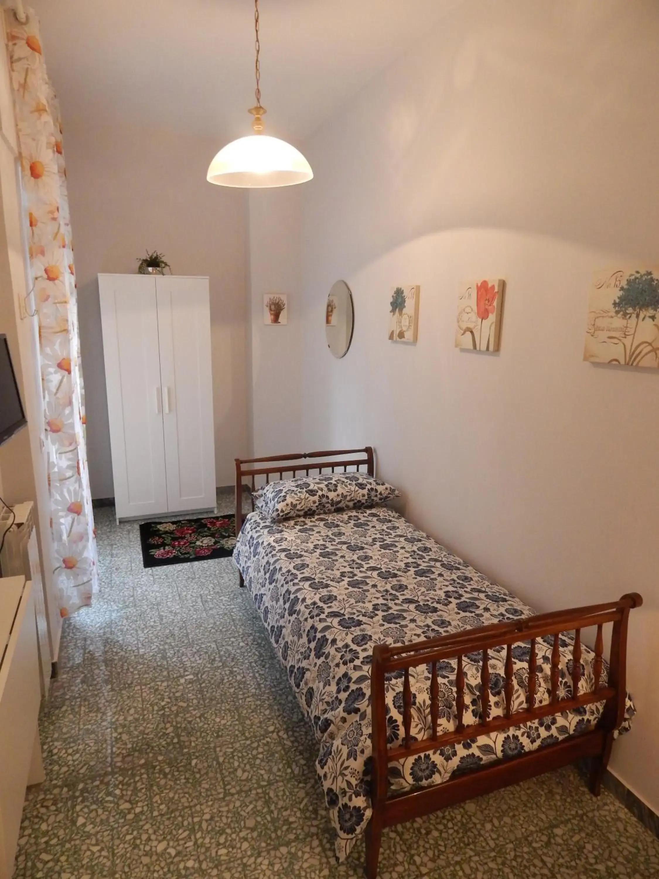 Photo of the whole room, Bed in Affittacamere Roma Centro, Musei Vaticani Rooms Photo of the whole room, Bed in Affittacamere Roma Centro, Musei Vaticani Rooms