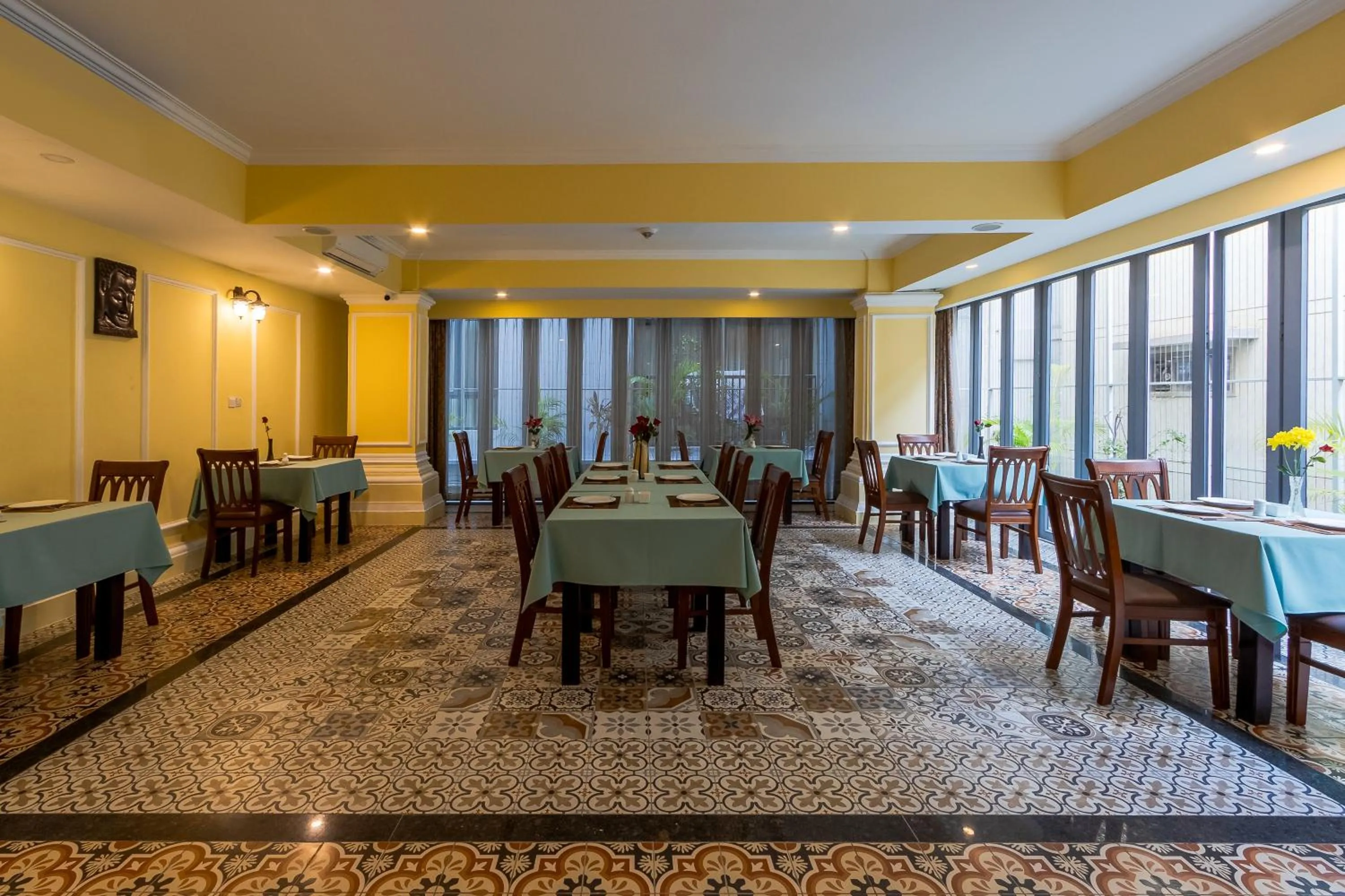 Restaurant/places to eat in ARISON Hotel