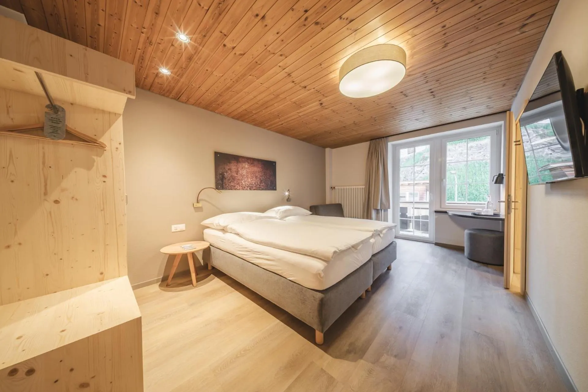 Photo of the whole room, Bed in Hotel Quellenhof - Self Check-in & Adults Only