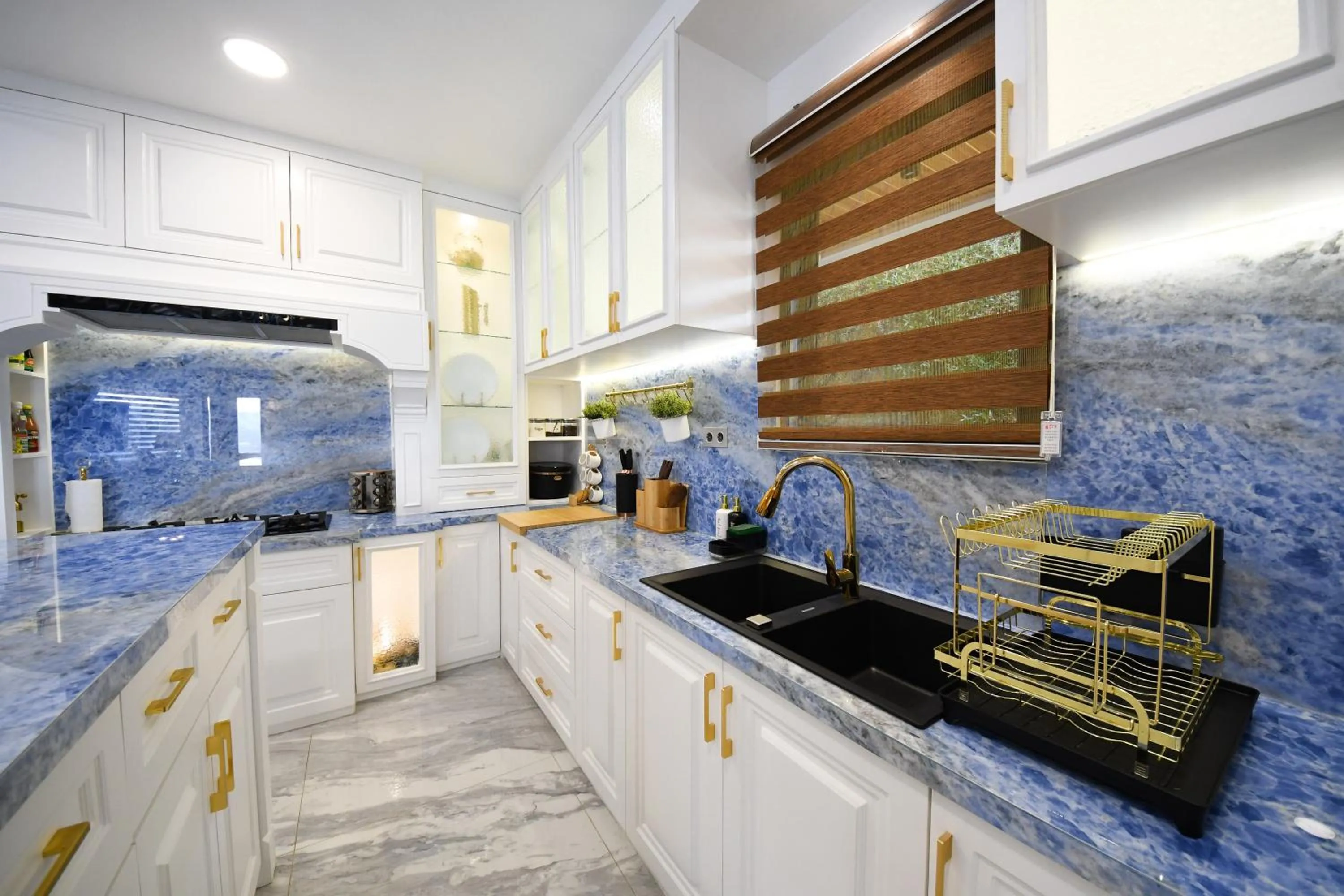 Kitchen or kitchenette in Casa de Monique Villas & Glamping Retreat