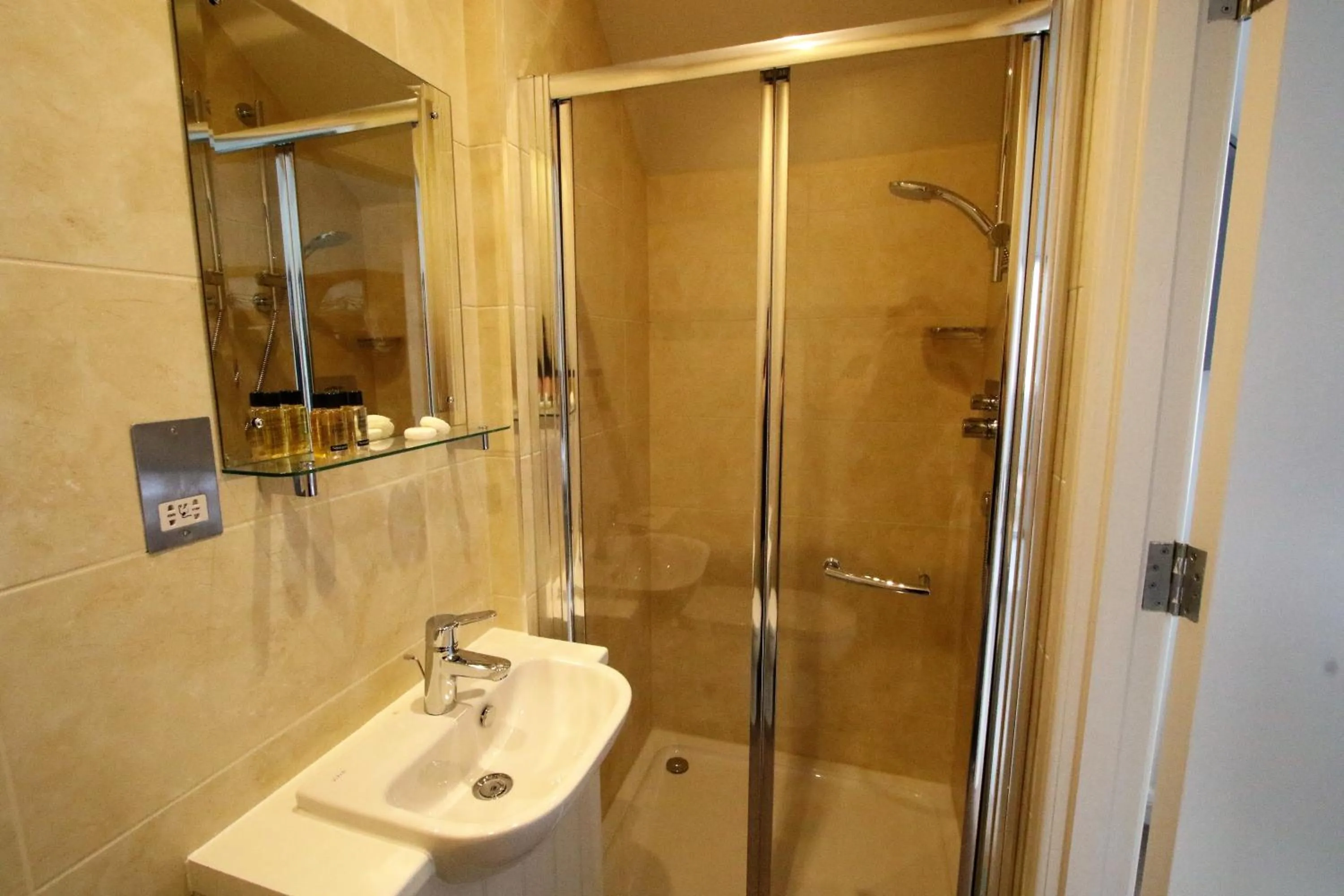 Shower in Corriegarth Hotel