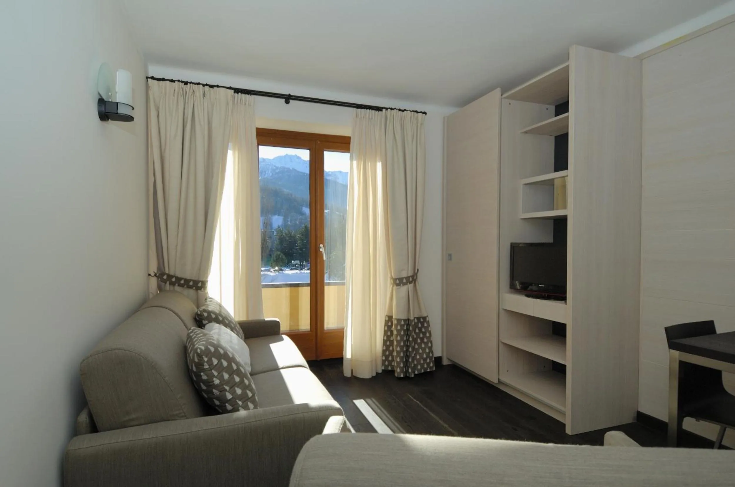 Balcony/Terrace, Bed in Hotel Bucaneve