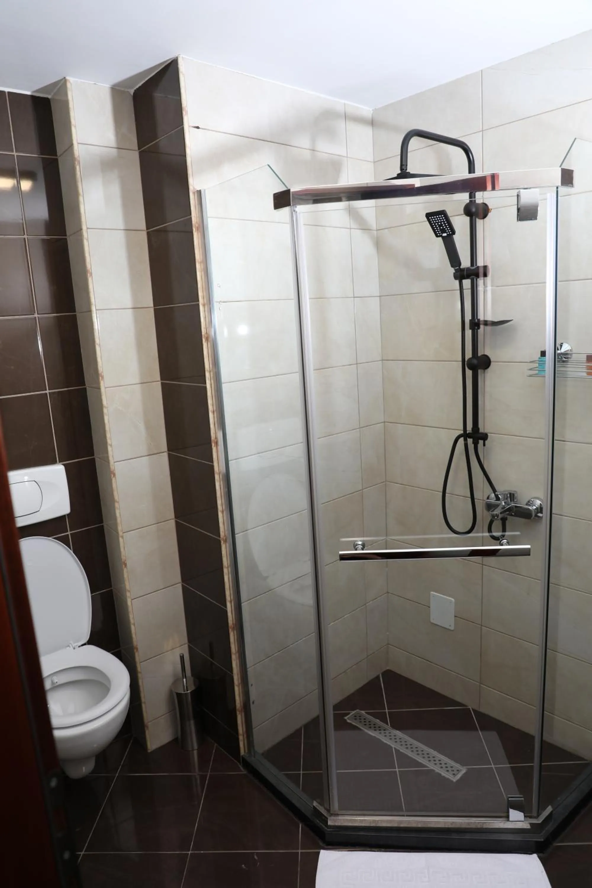 Shower in Bruti Hotel