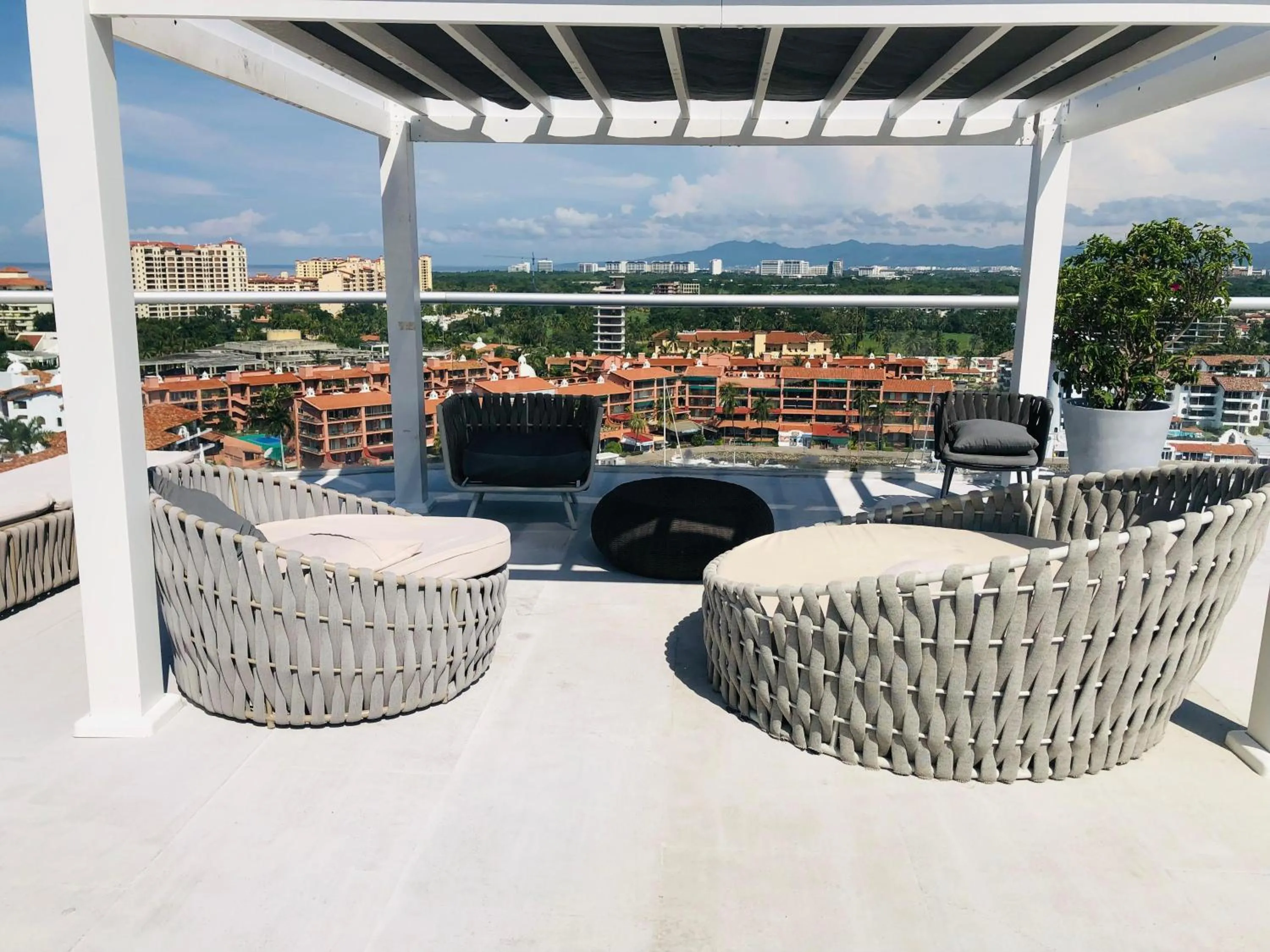 Luxurious Oceanfront condo with Unmatched Panoramic Views