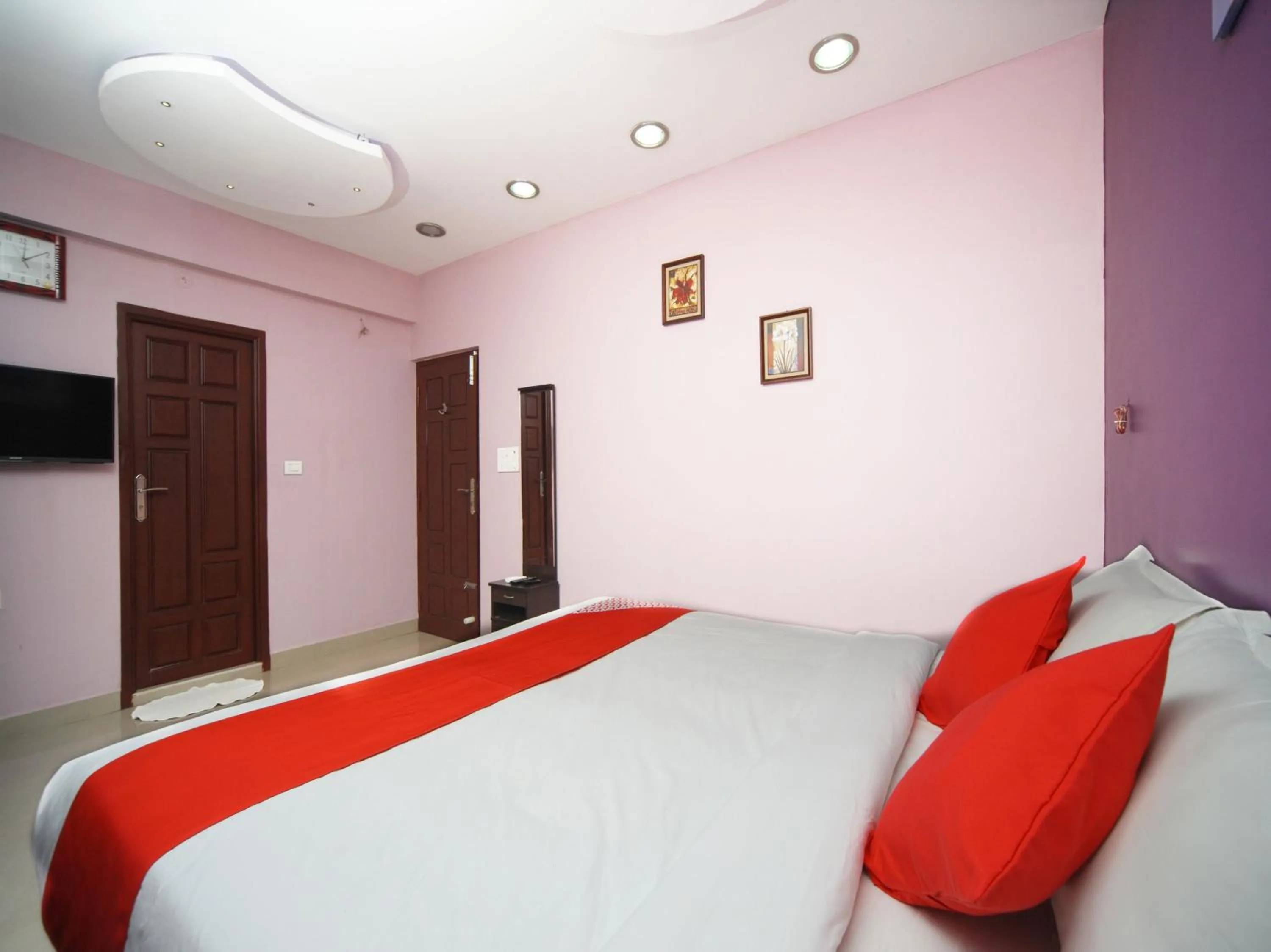 Bedroom, Bed in Max Classic Serviced Apartment