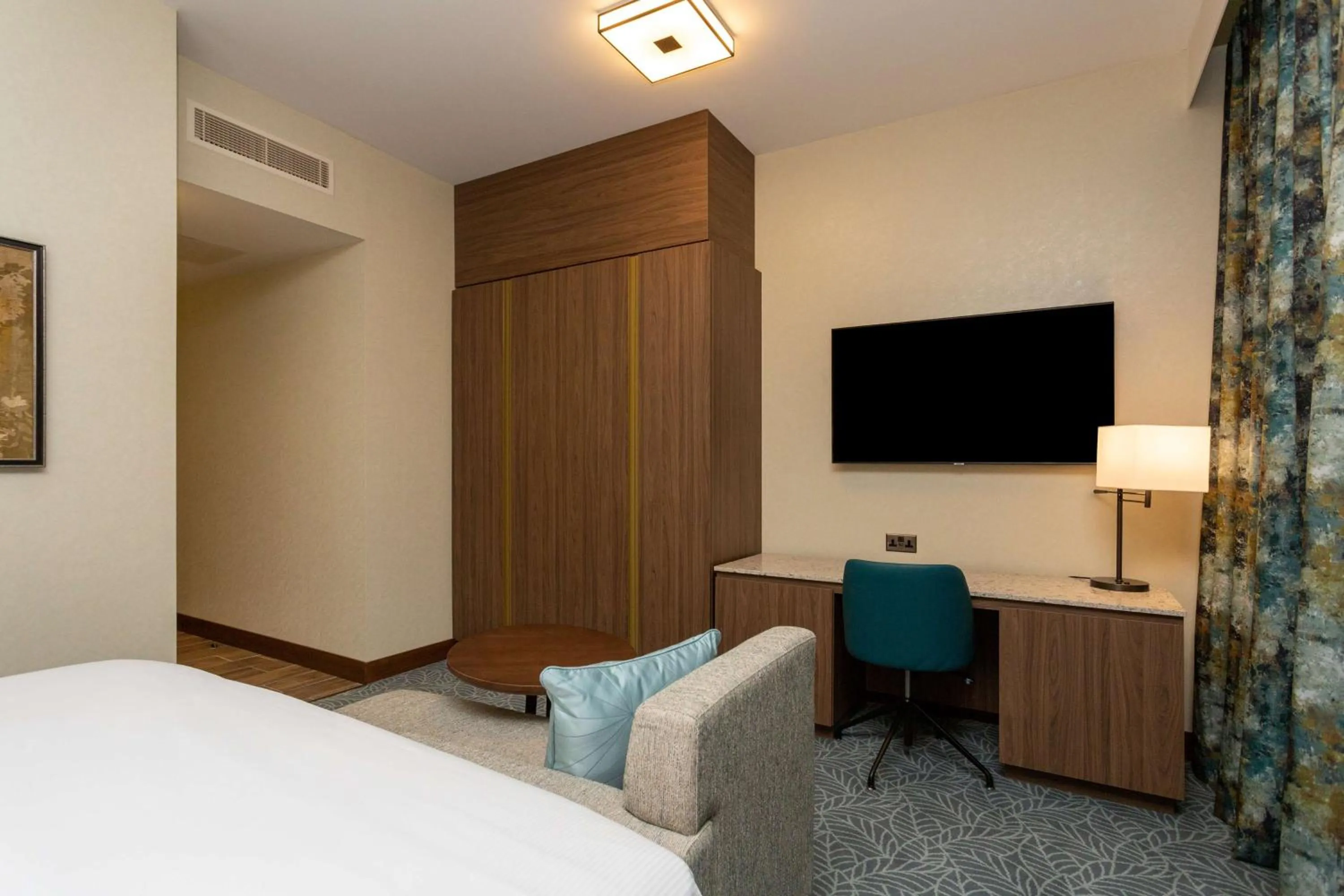 Bedroom, Bed in DoubleTree by Hilton Hotel Nottingham - Gateway