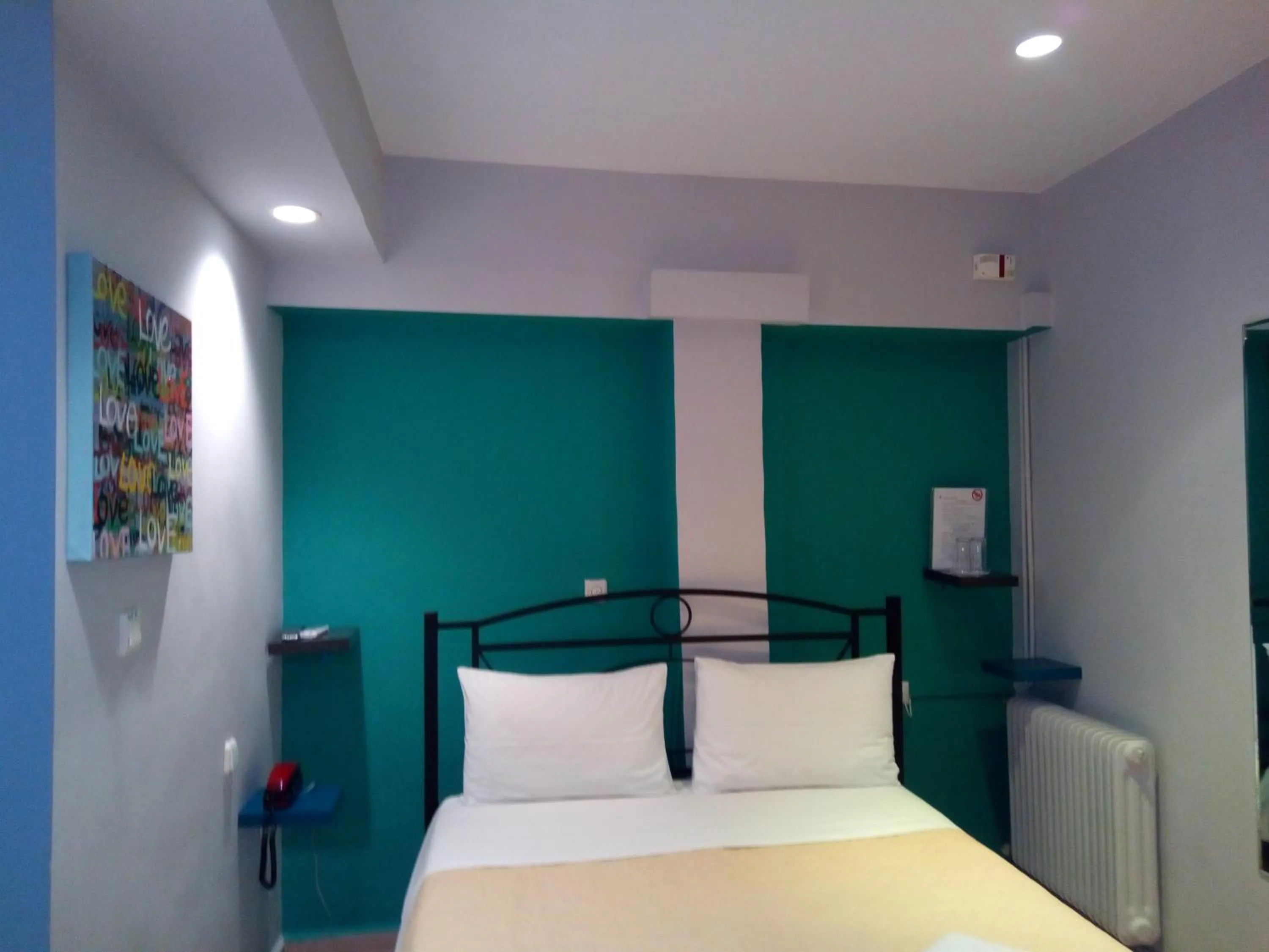 Photo of the whole room, Bed in Zappion Hotel