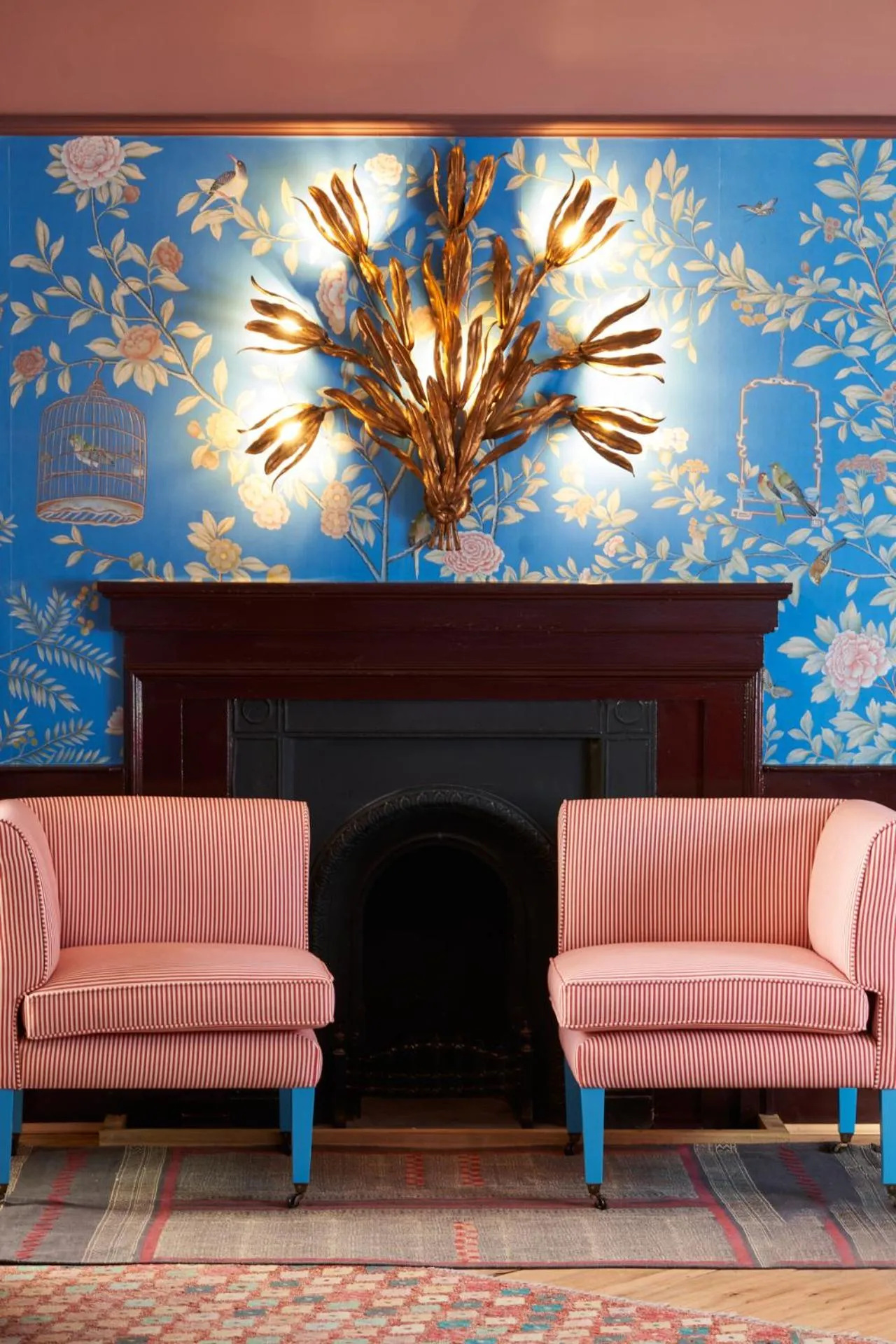 Communal lounge/ TV room in The Mitre, Hampton Court