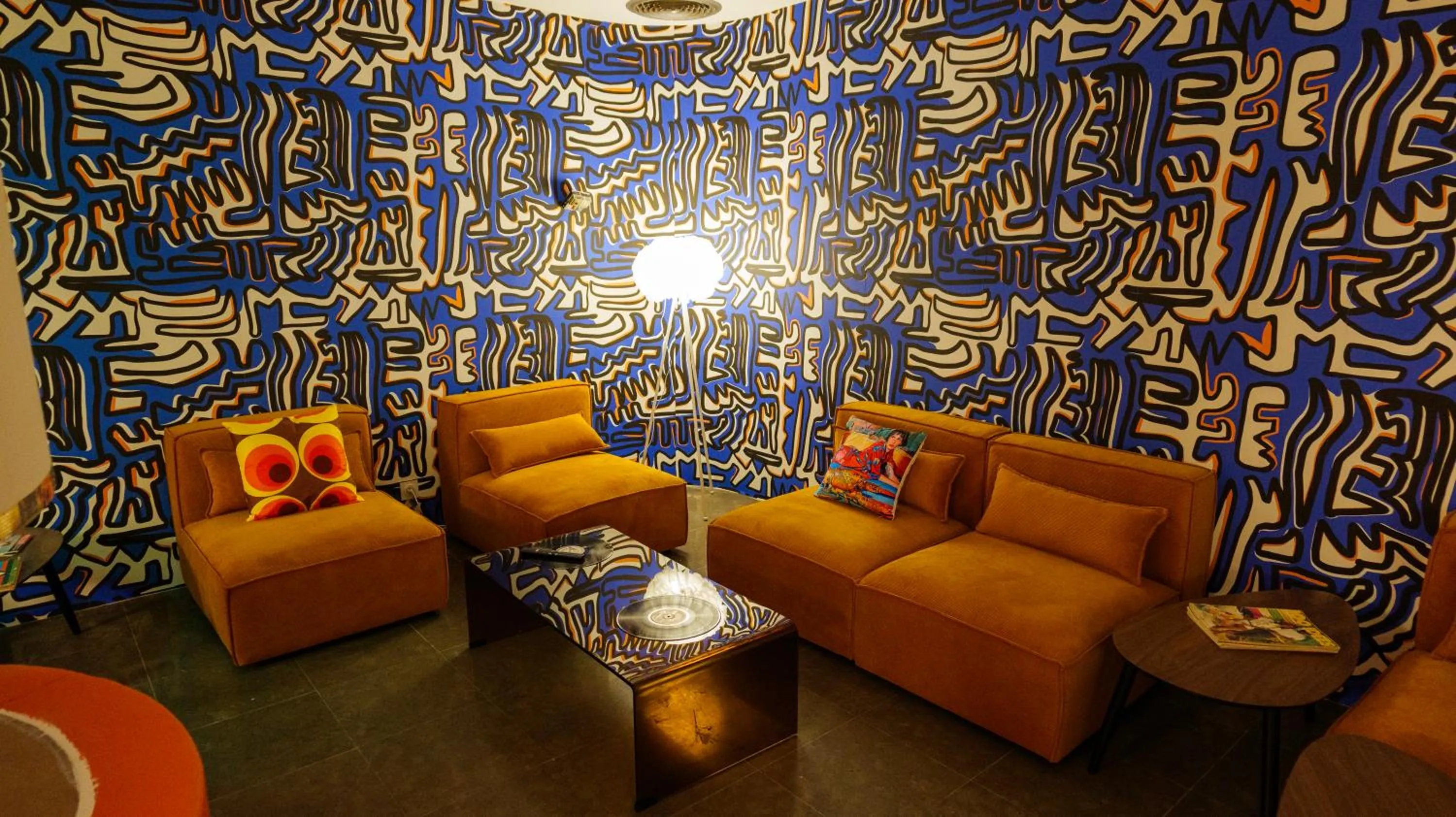 Communal lounge/ TV room in HYP'Hotel