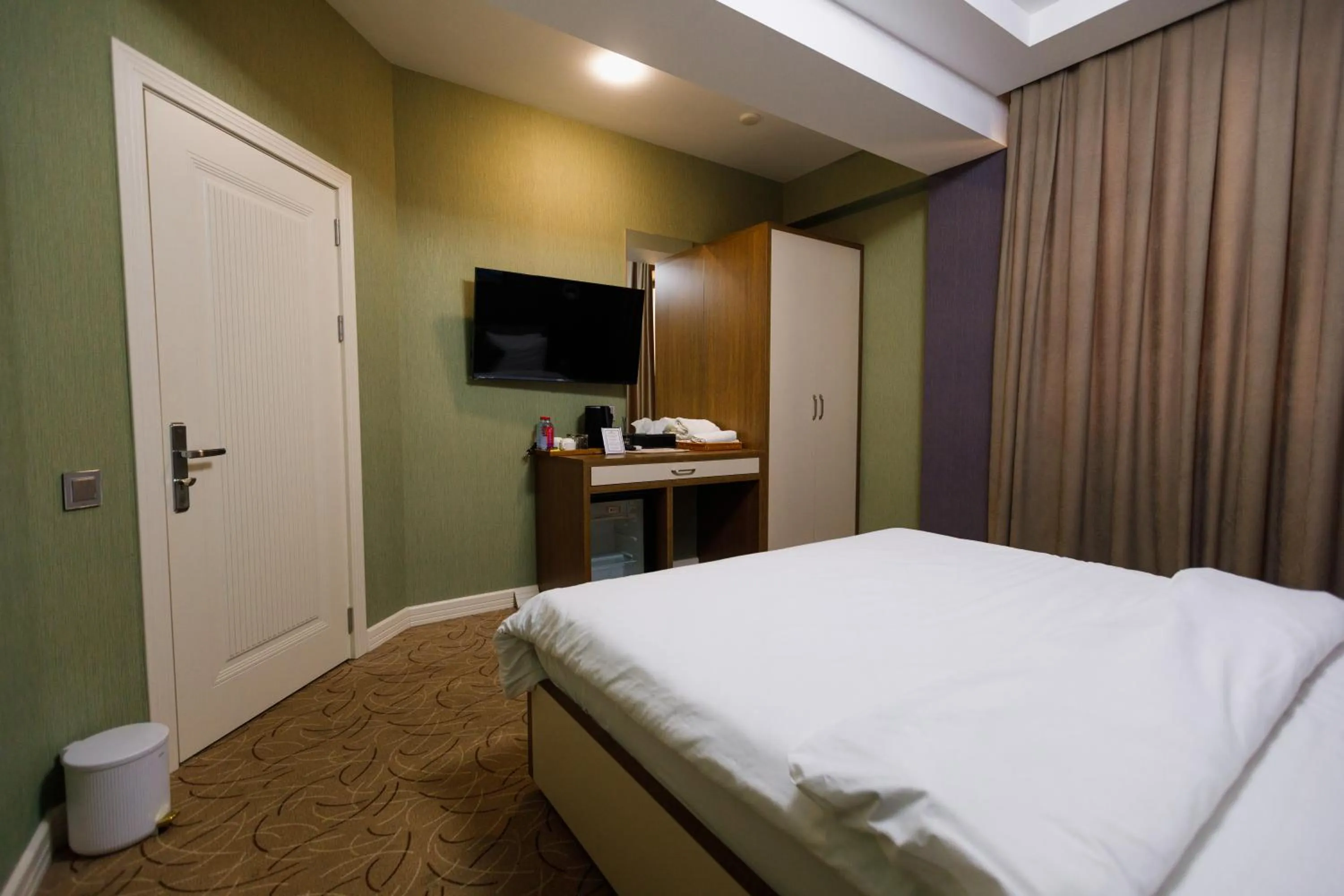 TV and multimedia, Bed in Royal Meridien Hotel