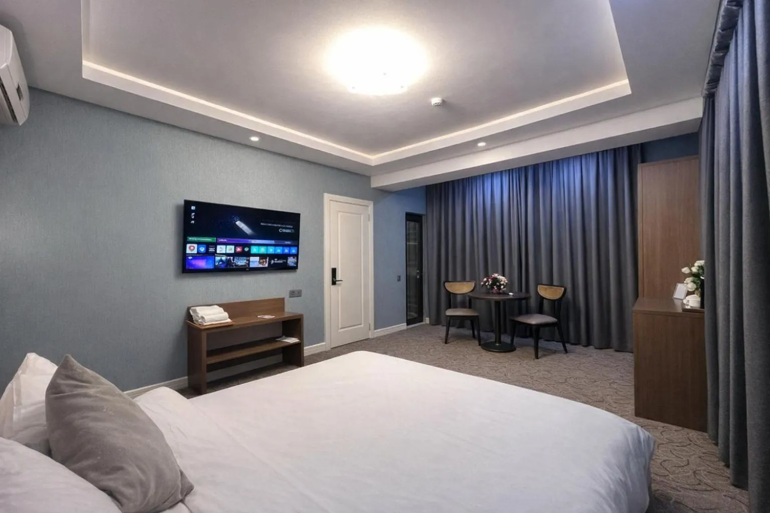 TV and multimedia, Bed in Royal Meridien Hotel