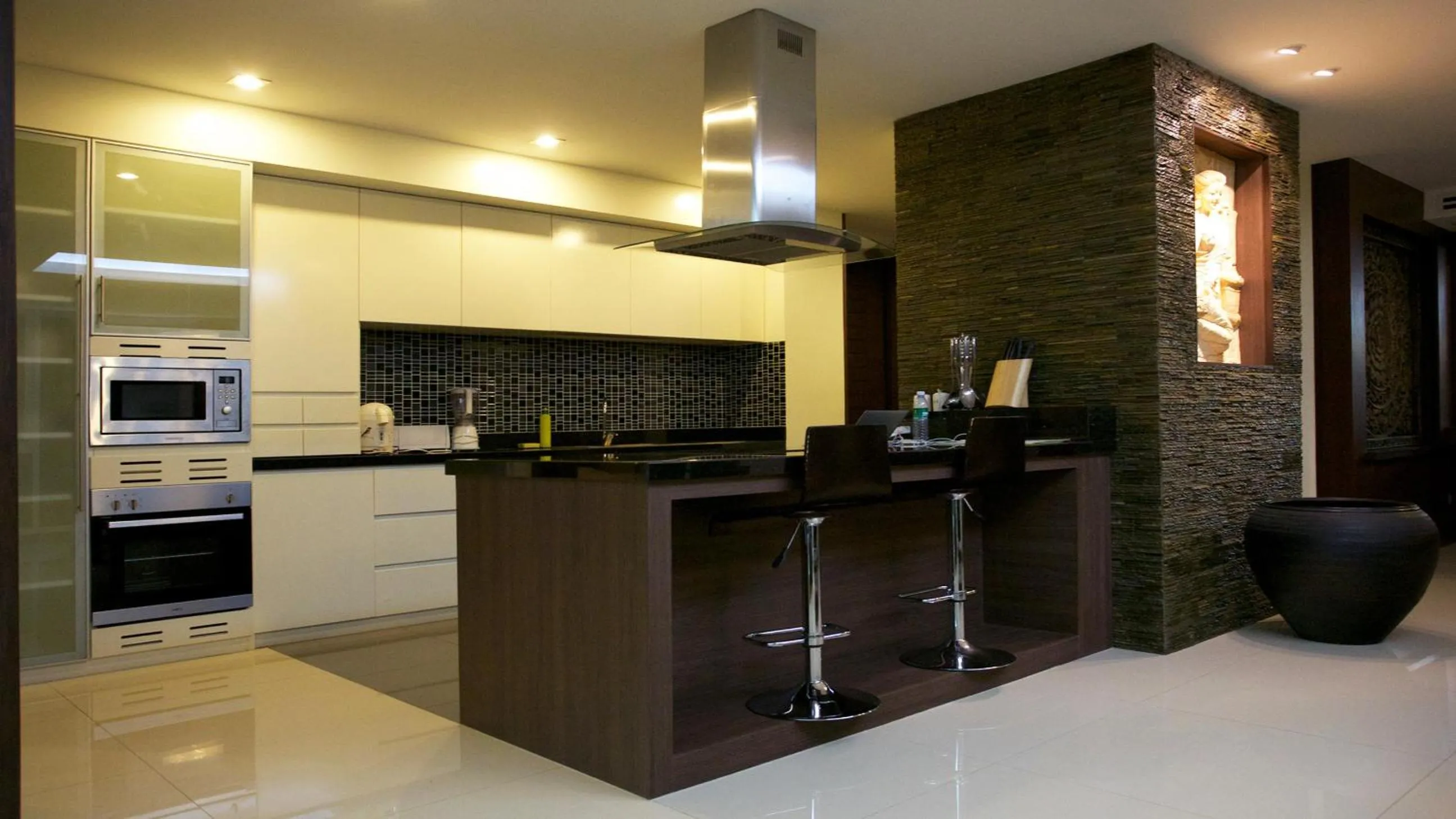 Kitchen or kitchenette in Karon Suite Apartment