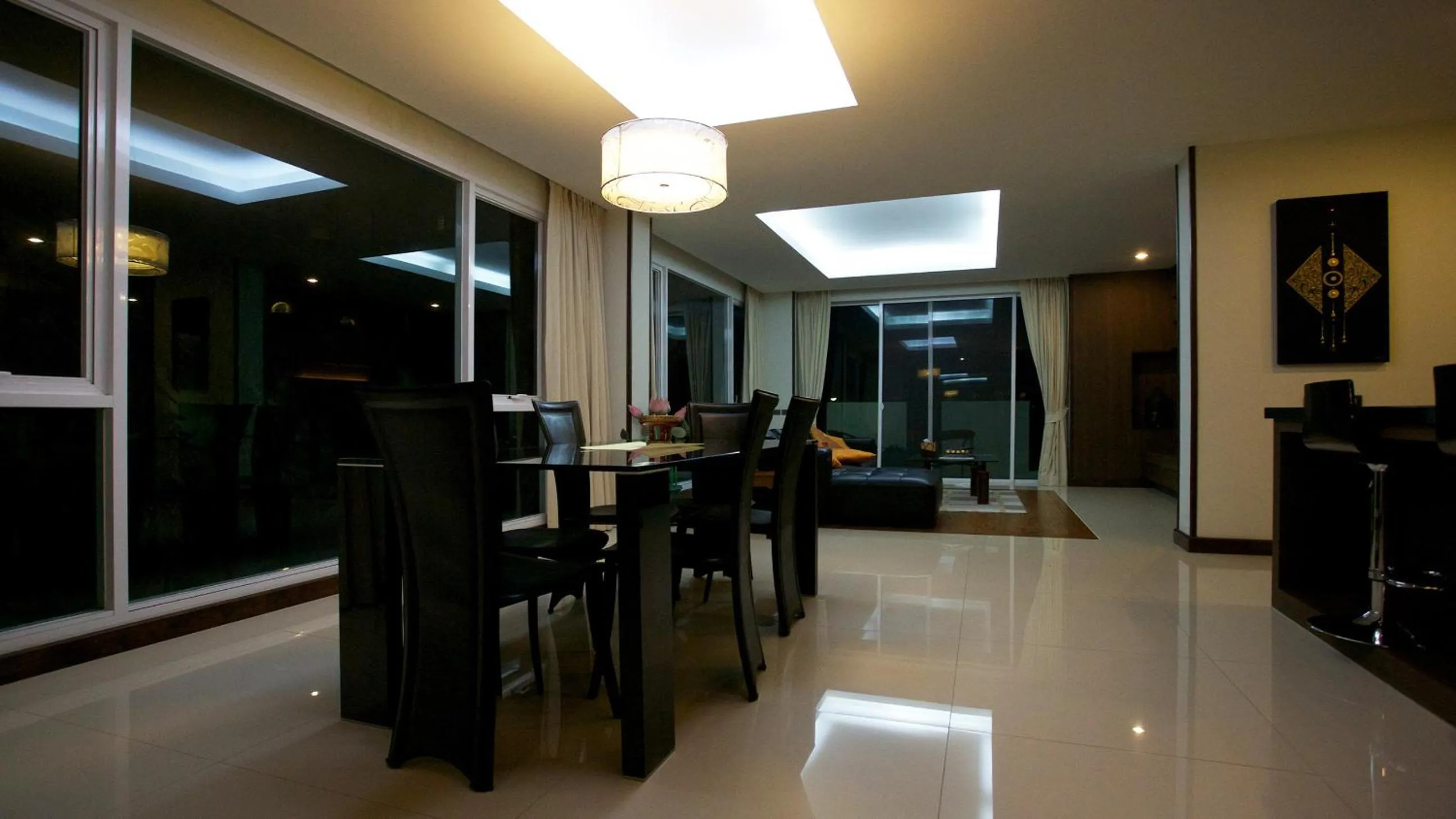 Dining area in Karon Suite Apartment