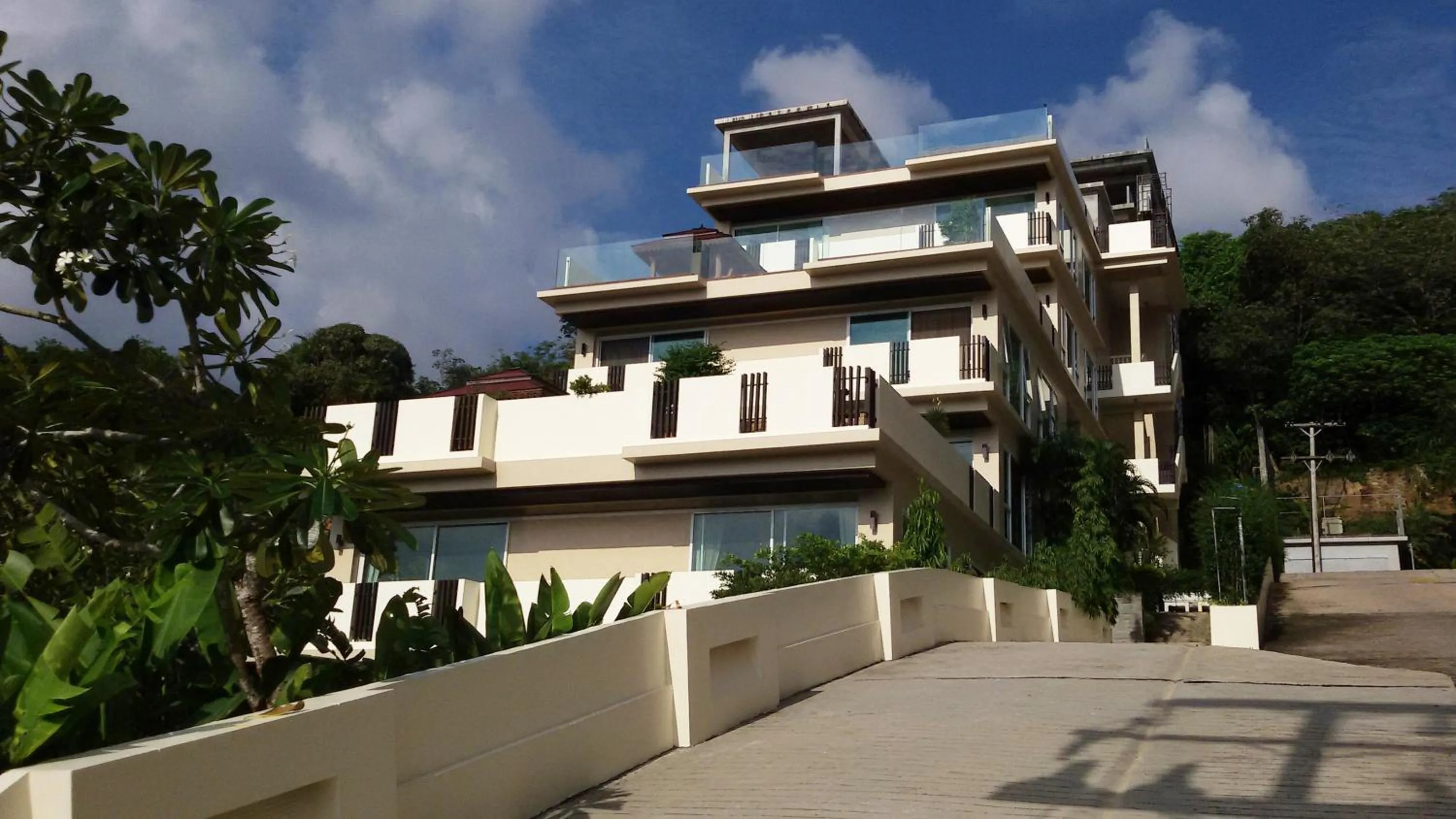 Facade/entrance in Karon Suite Apartment