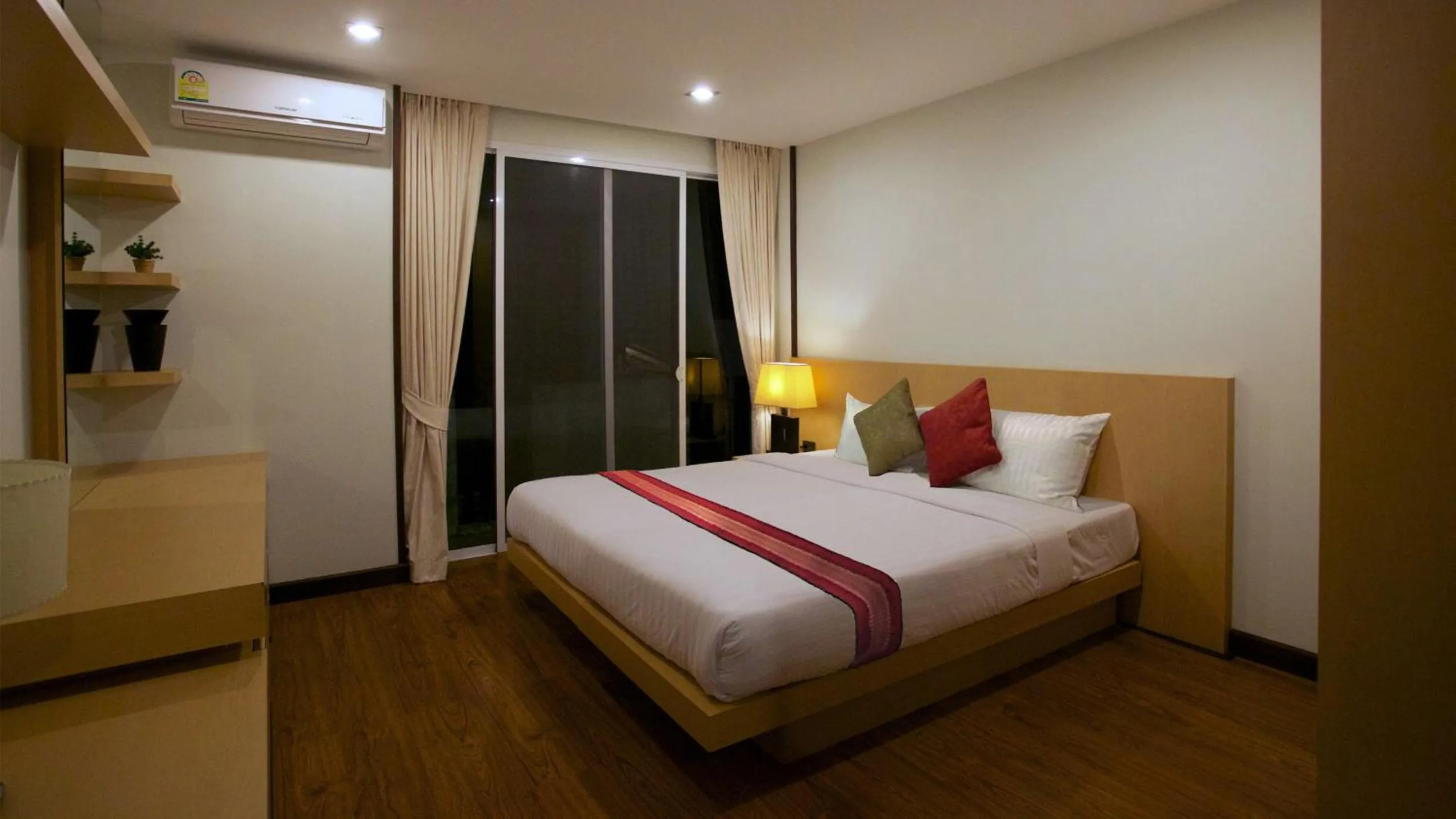 Bedroom, Bed in Karon Suite Apartment