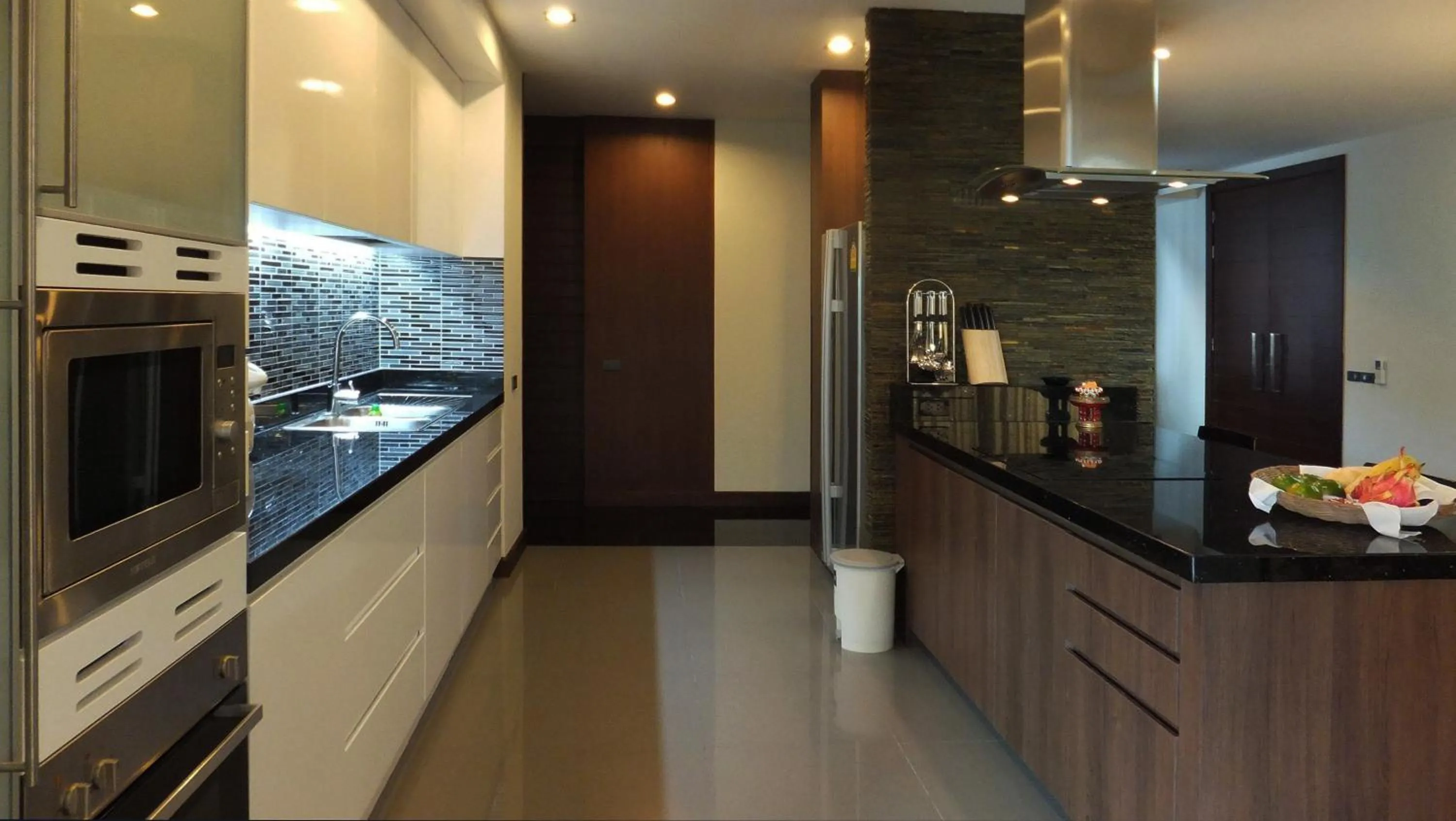 Kitchen or kitchenette in Karon Suite Apartment