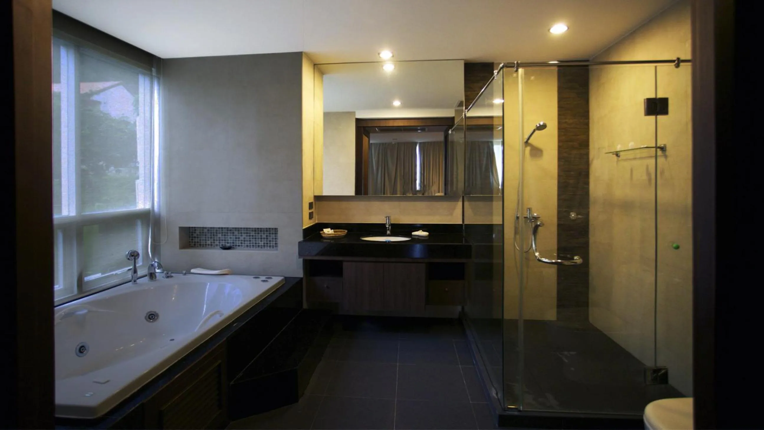 Swimming pool in Karon Suite Apartment