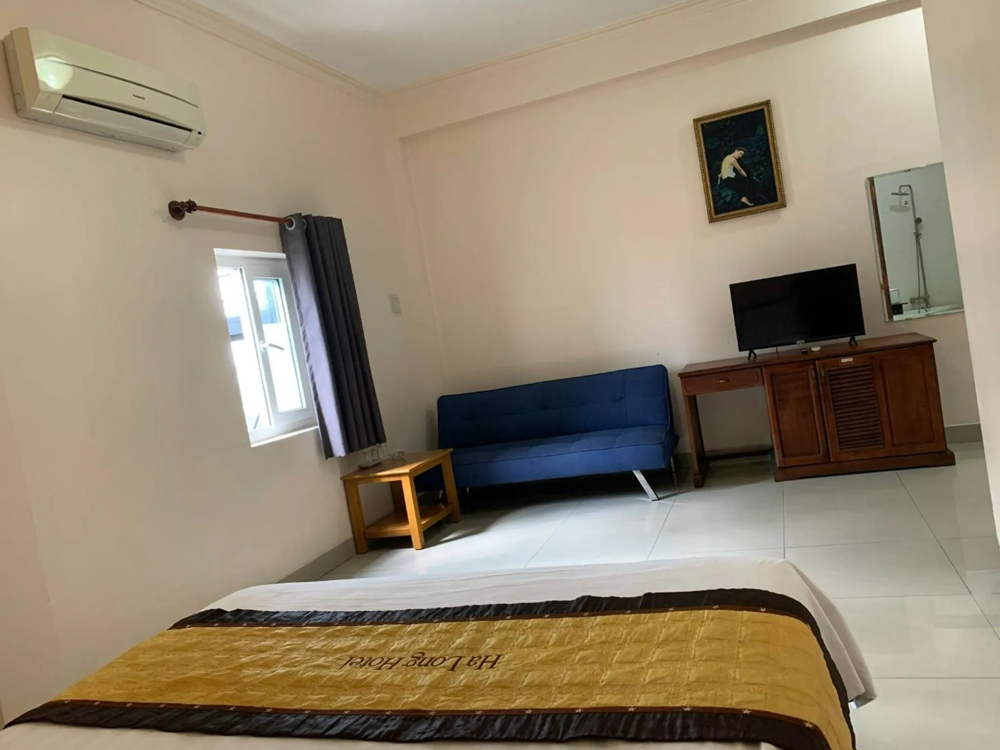 Bedroom, Bed in Ha Long hotel