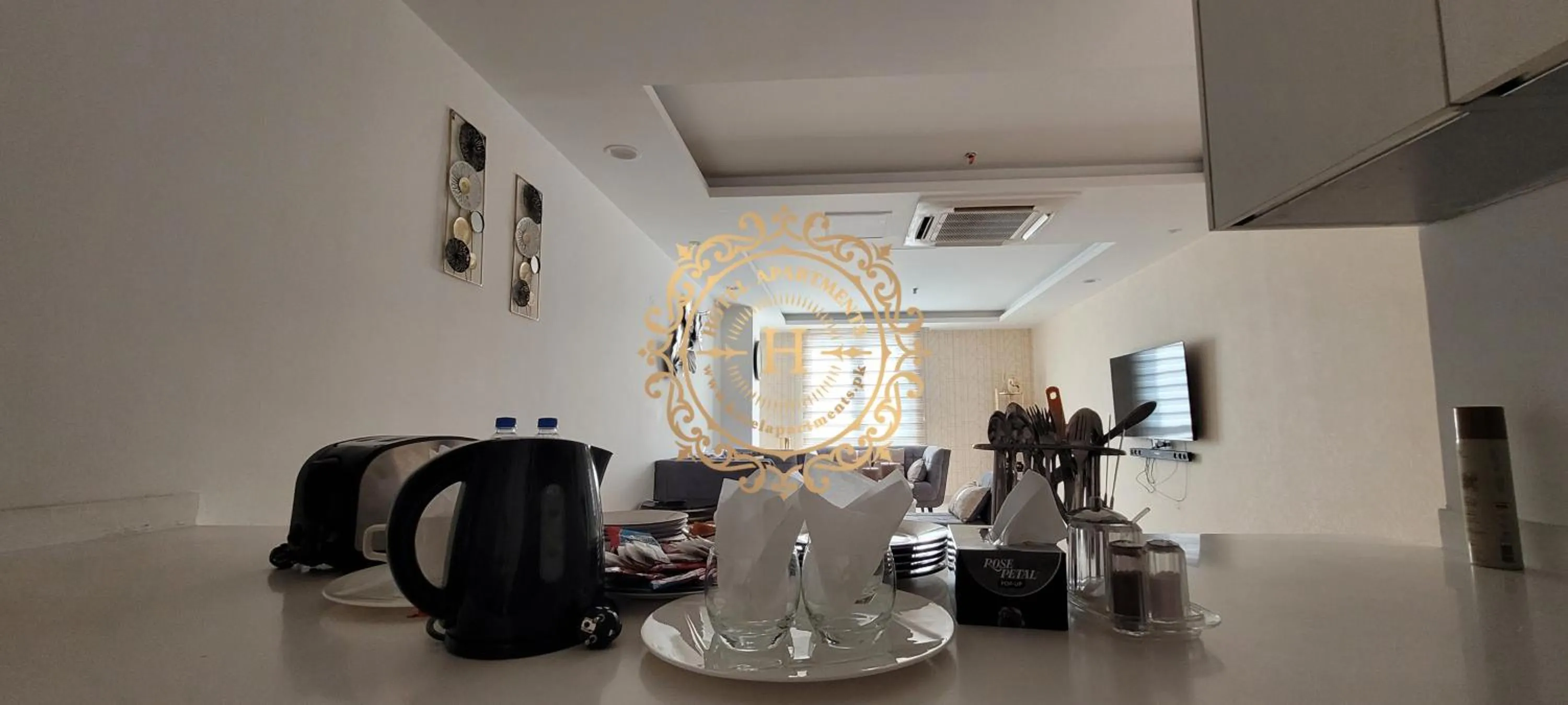 TV and multimedia in Goldcrest Apartments