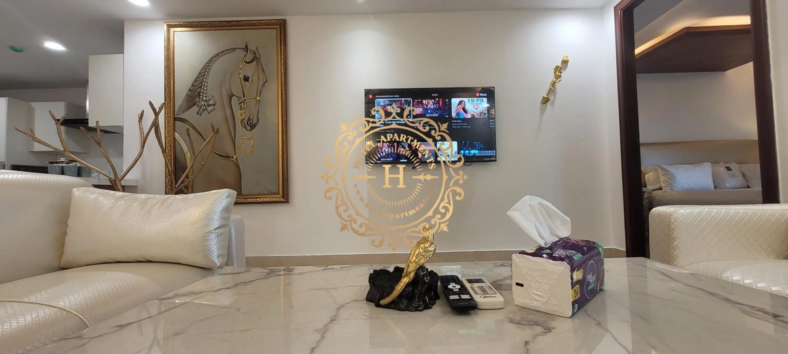 TV and multimedia in Goldcrest Apartments