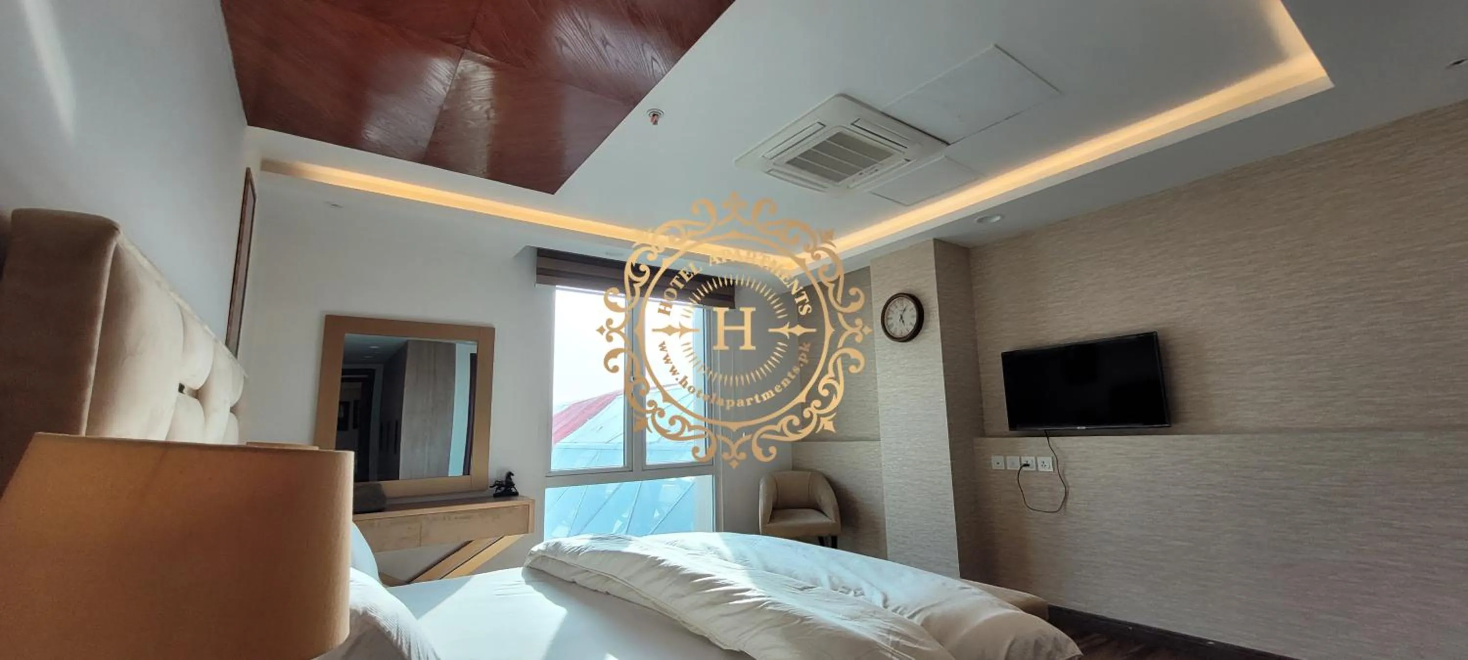 Communal lounge/ TV room, Bed in Goldcrest Apartments