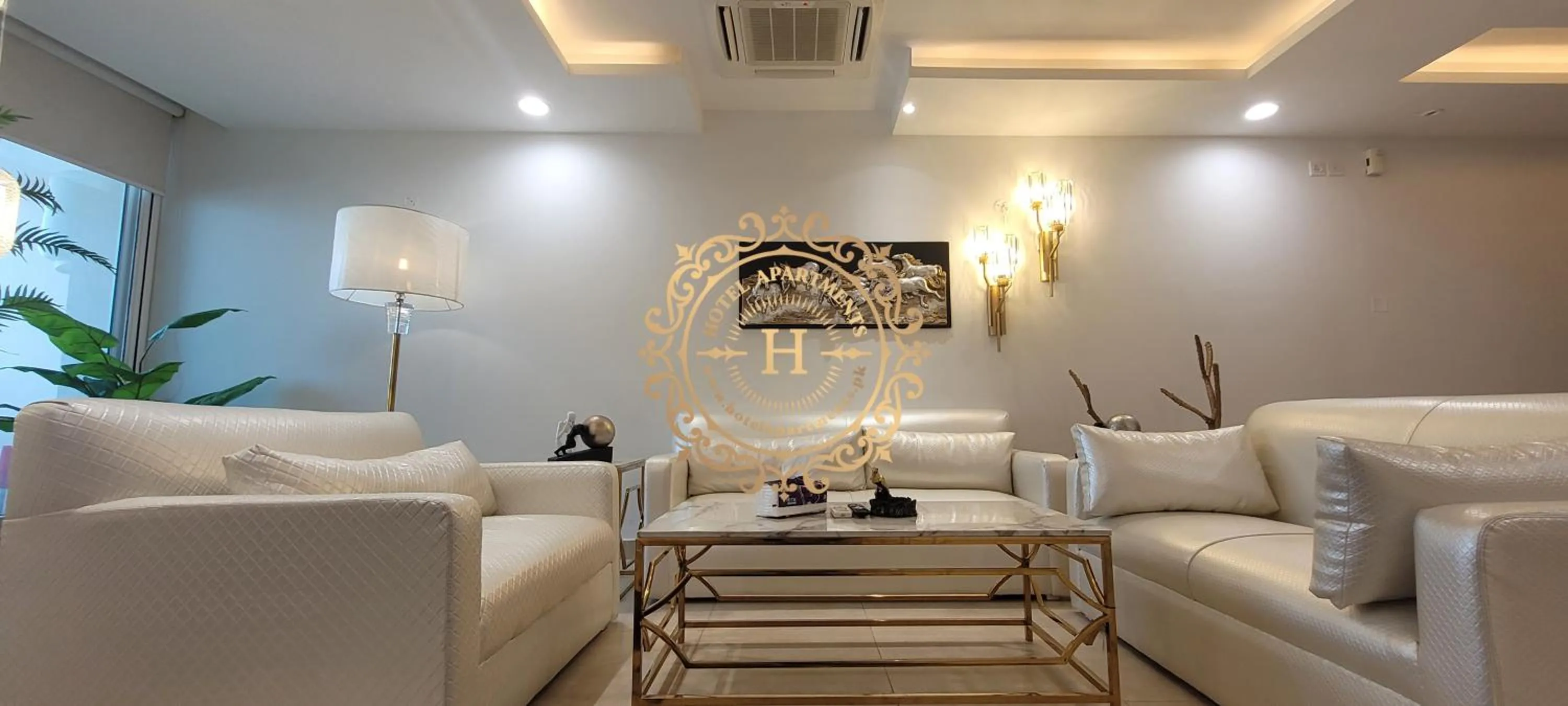 TV and multimedia in Goldcrest Apartments