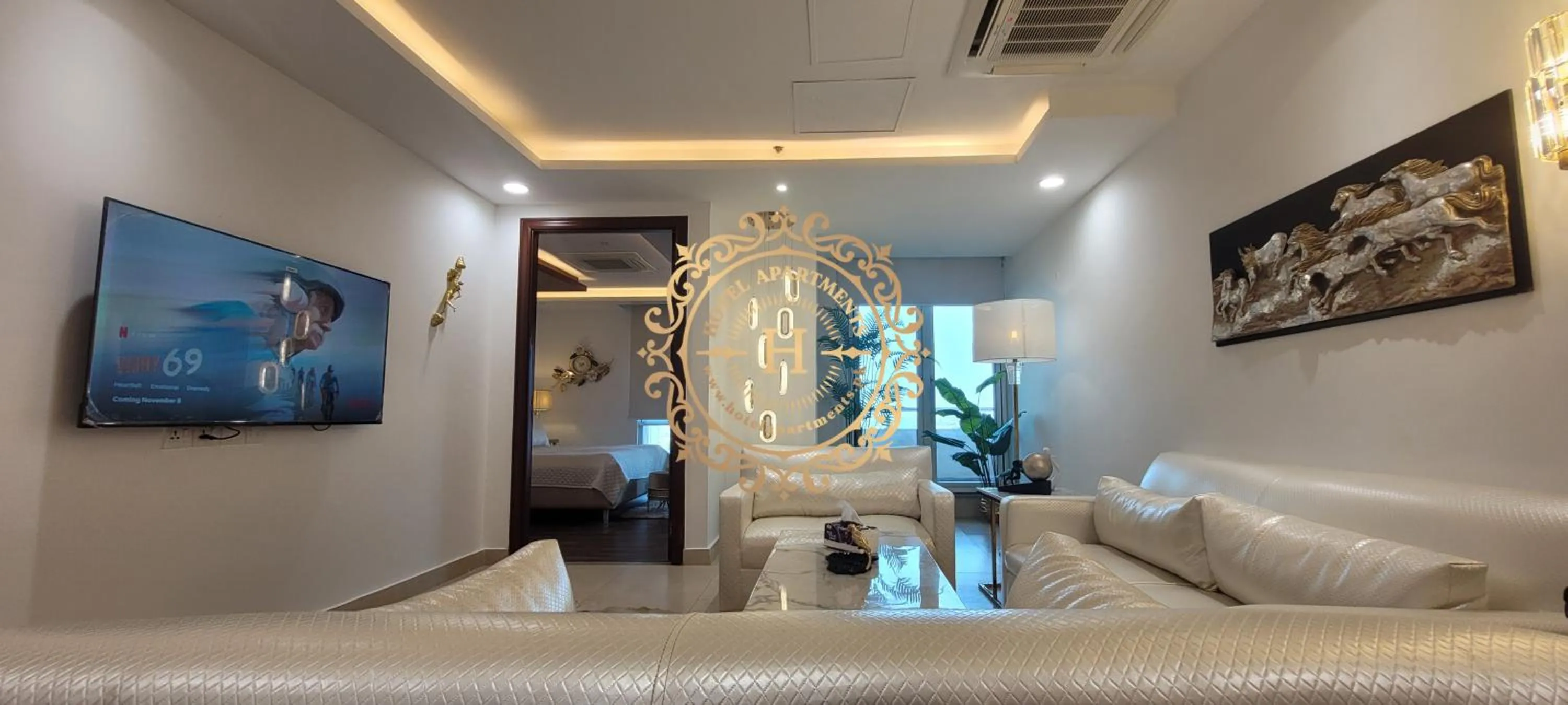 Communal lounge/ TV room, Bed in Goldcrest Apartments